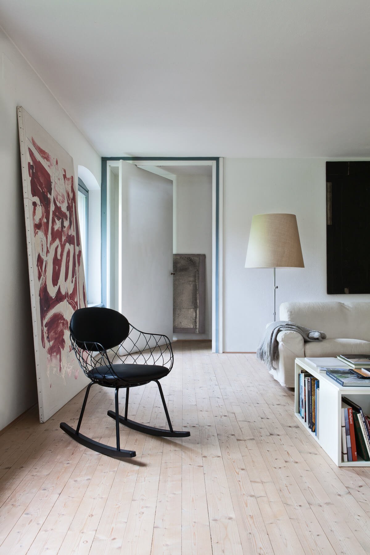 Magis Piña Schaukelstuhl im modernen Wohnbereich, leicht, ergonomisch und hochwertig – stilvolles italienisches Design