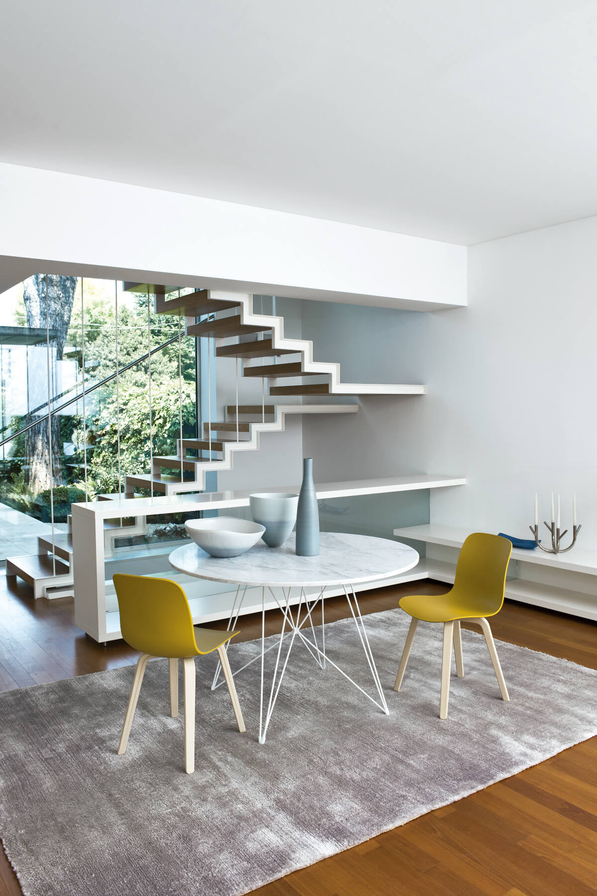 Magis Substance Stuhl im minimalistischen Wohn- oder Essbereich, ergonomisch, modern und hochwertig – Designerqualität