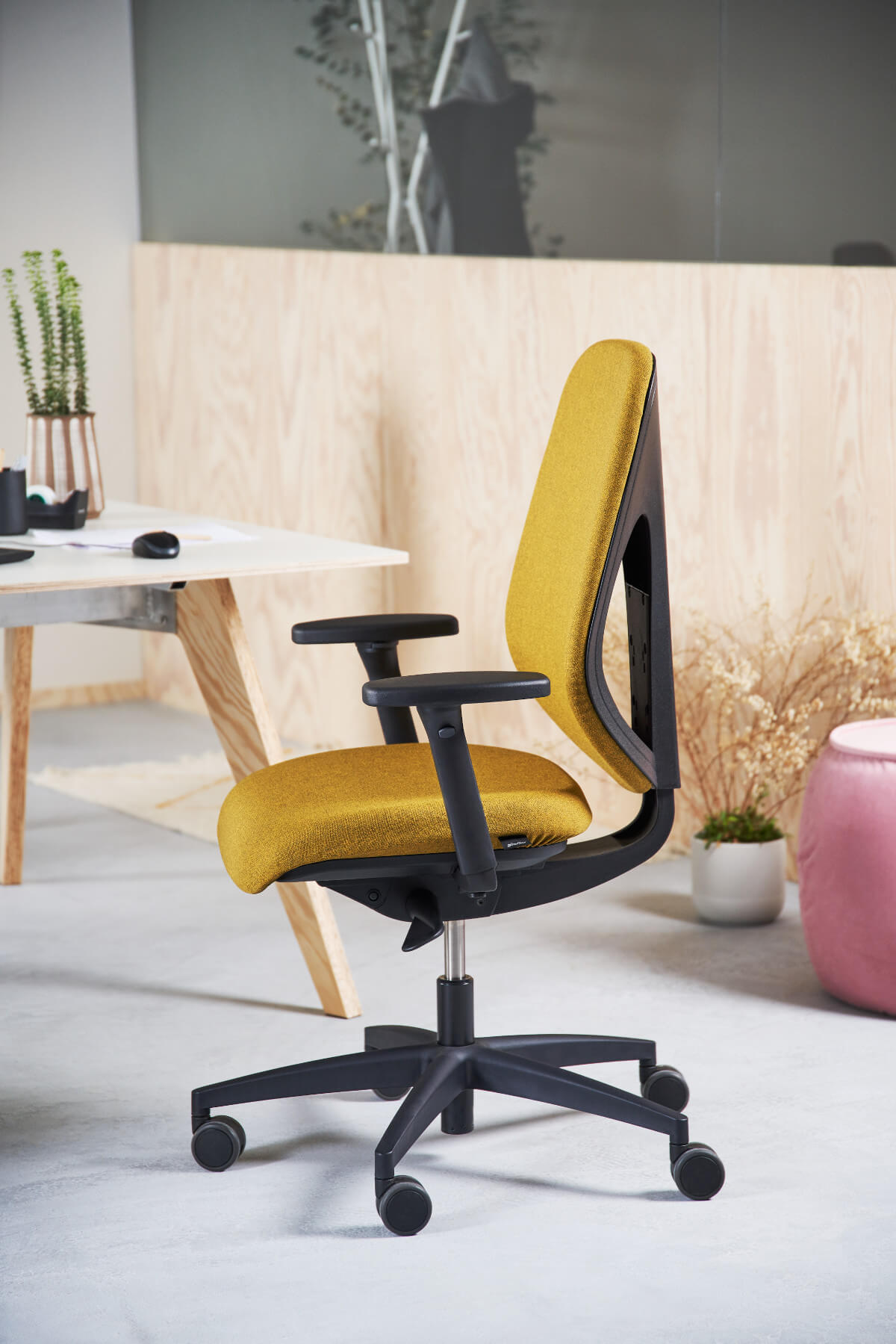 Giroflex Bürostuhl 353-4529 mit komfortablem Polsterrücken, ideal für lange Sitzzeiten im Büroalltag