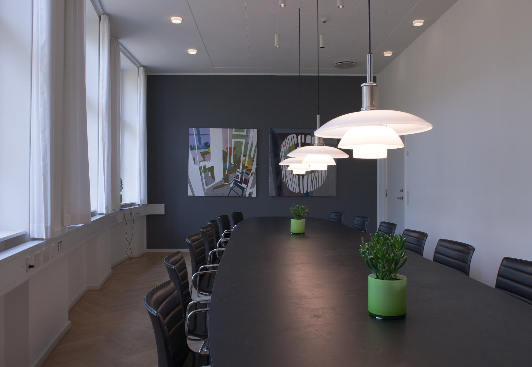 PH 4.5/4 Pendelleuchte von Louis Poulsen mit dreiteiligem Schirmdesign für diffuse, weiche Lichtverteilung.