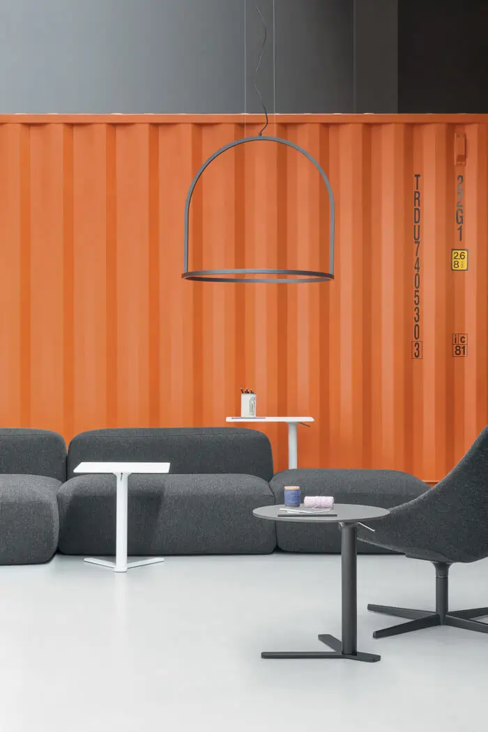 Lapalma YO T80 Beistelltisch in einem modernen Sitzbereich mit Sofa und Loungesessel.