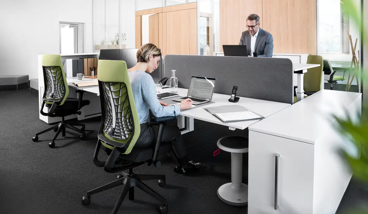 arbeitsplatz-buero-ergonomische-bueroeinrichtung.webp?width=3000