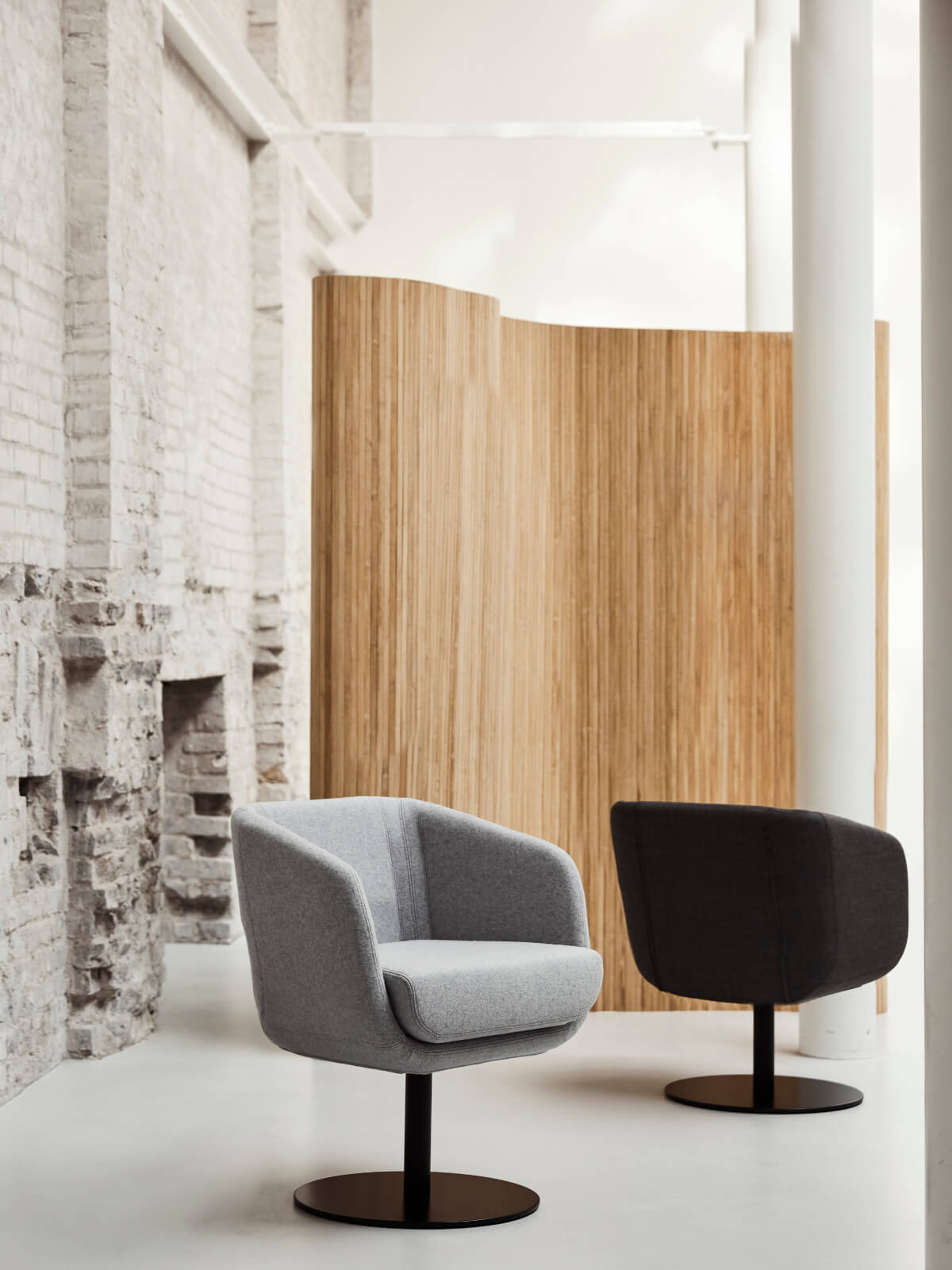 Moderner Shelly Drehsessel von Softline mit ergonomischer Form, gepolstert und drehbar für hohen Sitzkomfort