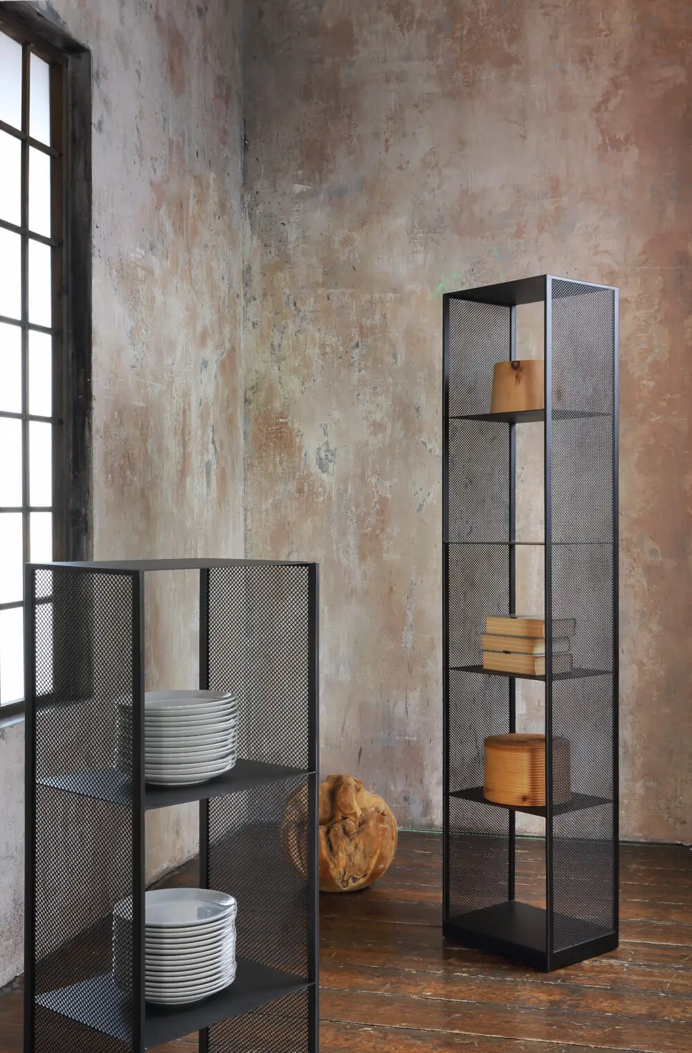 Zeus Tristano Regal mit Geschirr und Dekoration in einem modernen Interieur mit industriellem Ambiente.