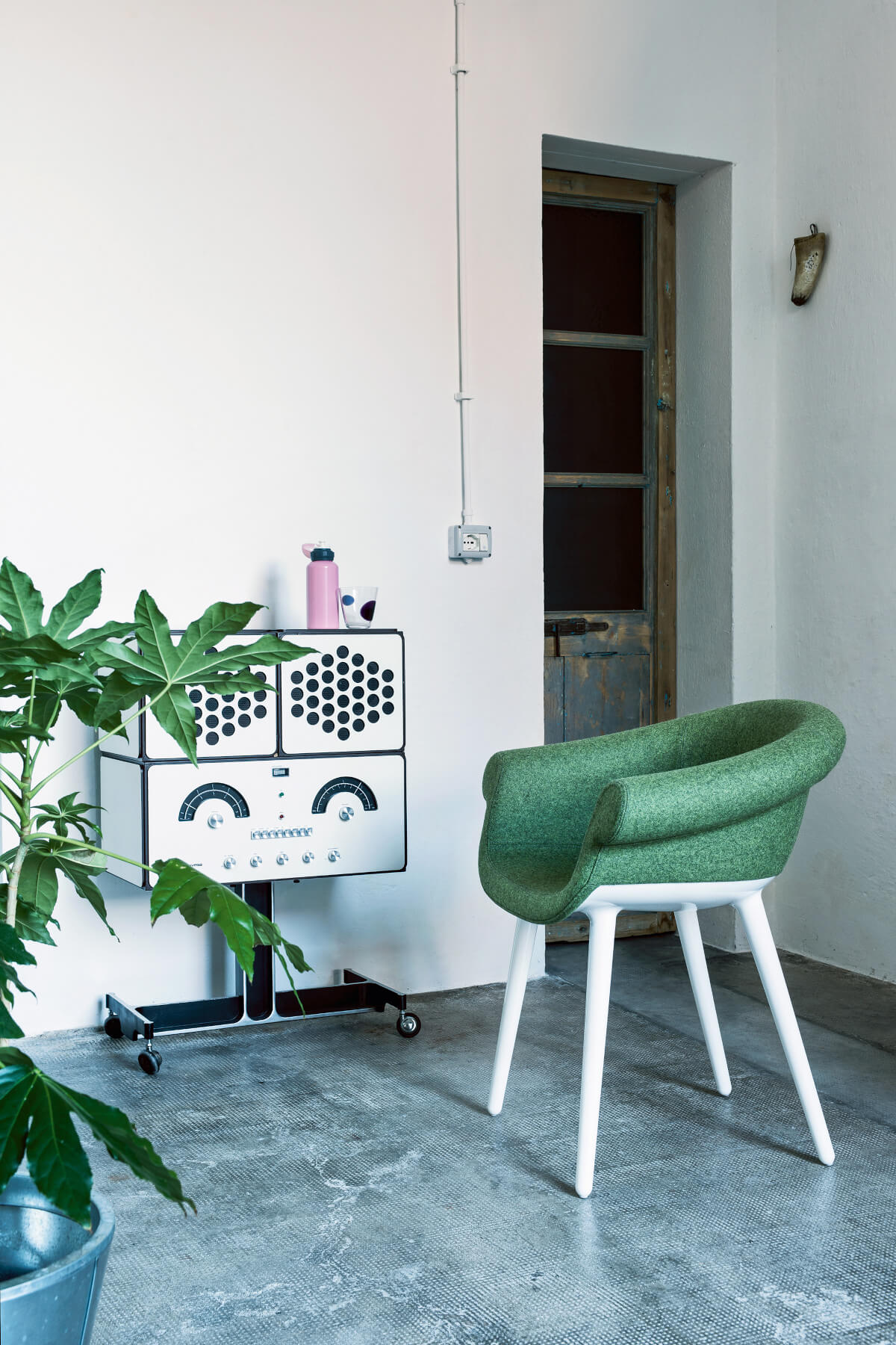 Magis Cyborg Lord Stuhl im modernen Esszimmer, ergonomisch, hochwertig, futuristisches Design für stilvolles Ambiente