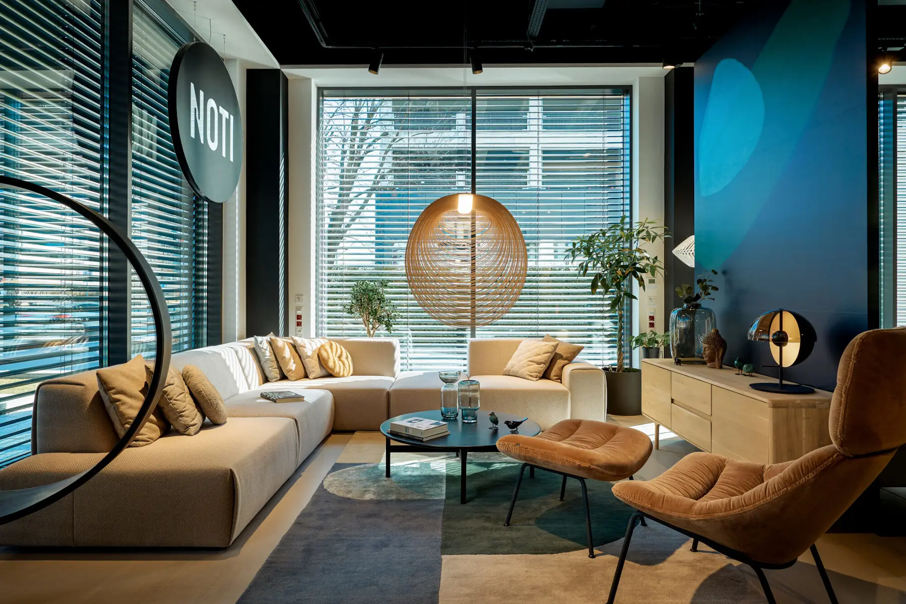Noti Mishell Soft XL Fußhocker mit 4-Stern-Drehgestell und Loungesessel in moderner Lounge-Einrichtung