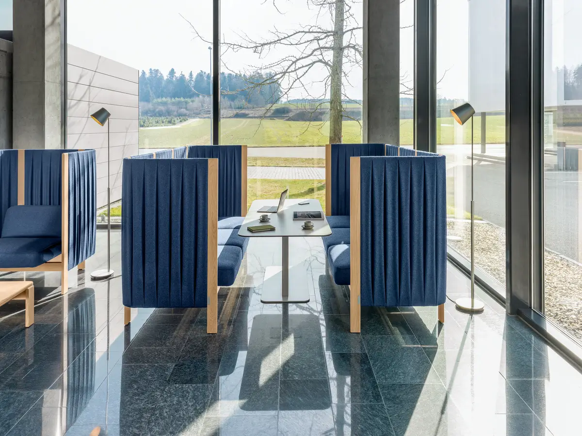 Girsberger Velum Highback Sofa als geschützter Bereich für Besprechungen und gemeinsames Arbeiten im Büro.