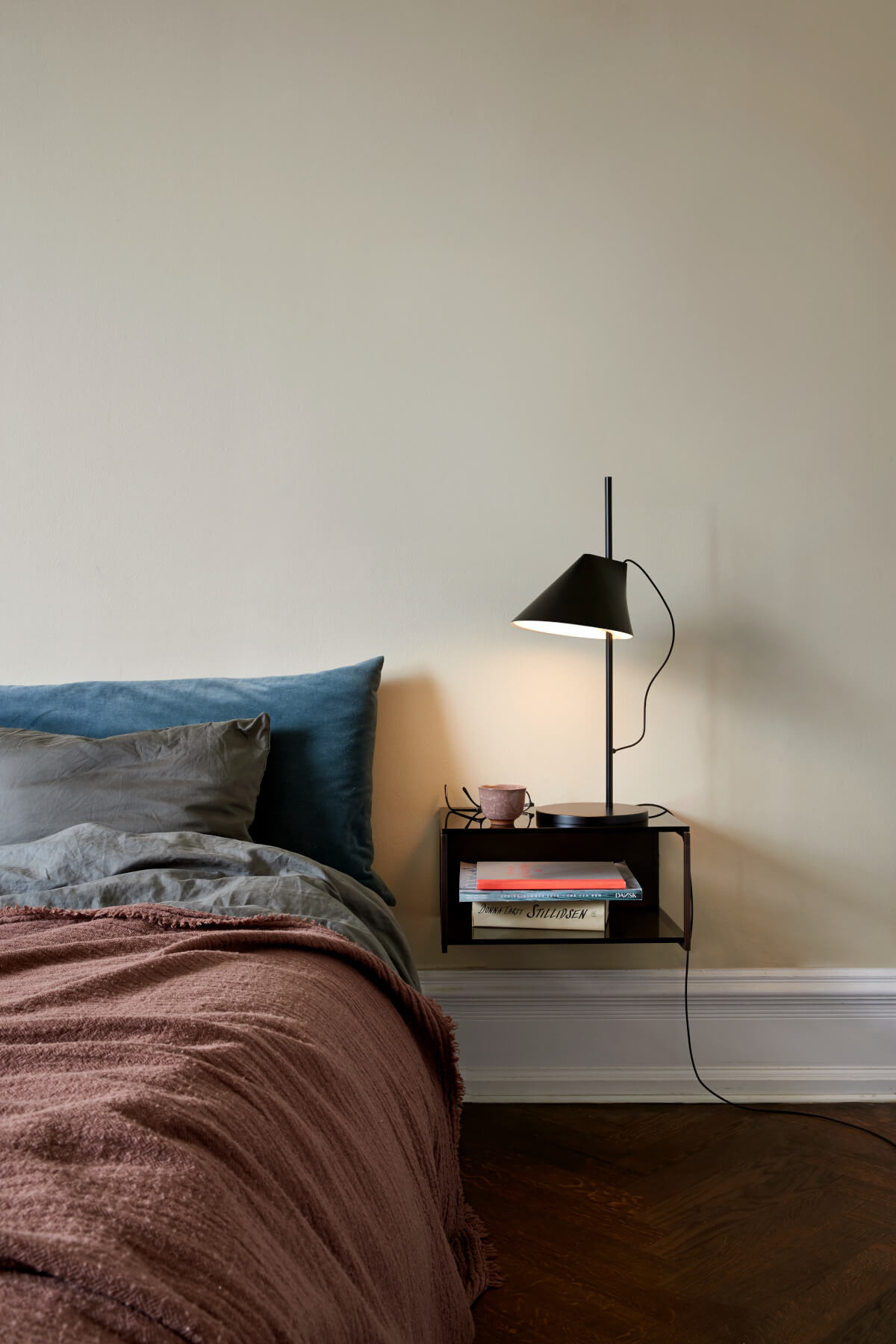 Louis Poulsen Yuh Leuchte mit schwenkbarem Leuchtkopf und weichem Licht für perfekte Ambiente-Beleuchtung.