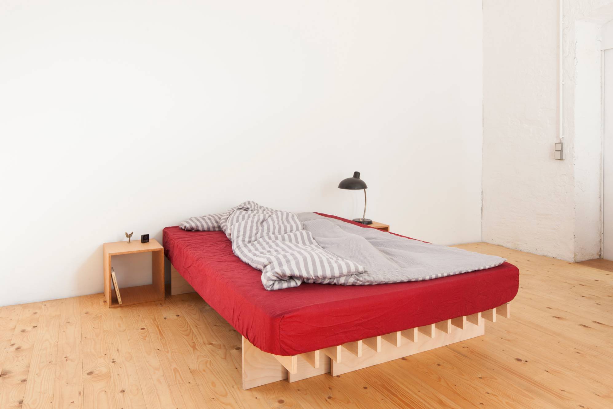 Tojo Parallel Bett aus robustem Holz, flexibles Stecksystem und zeitlos modernes Design