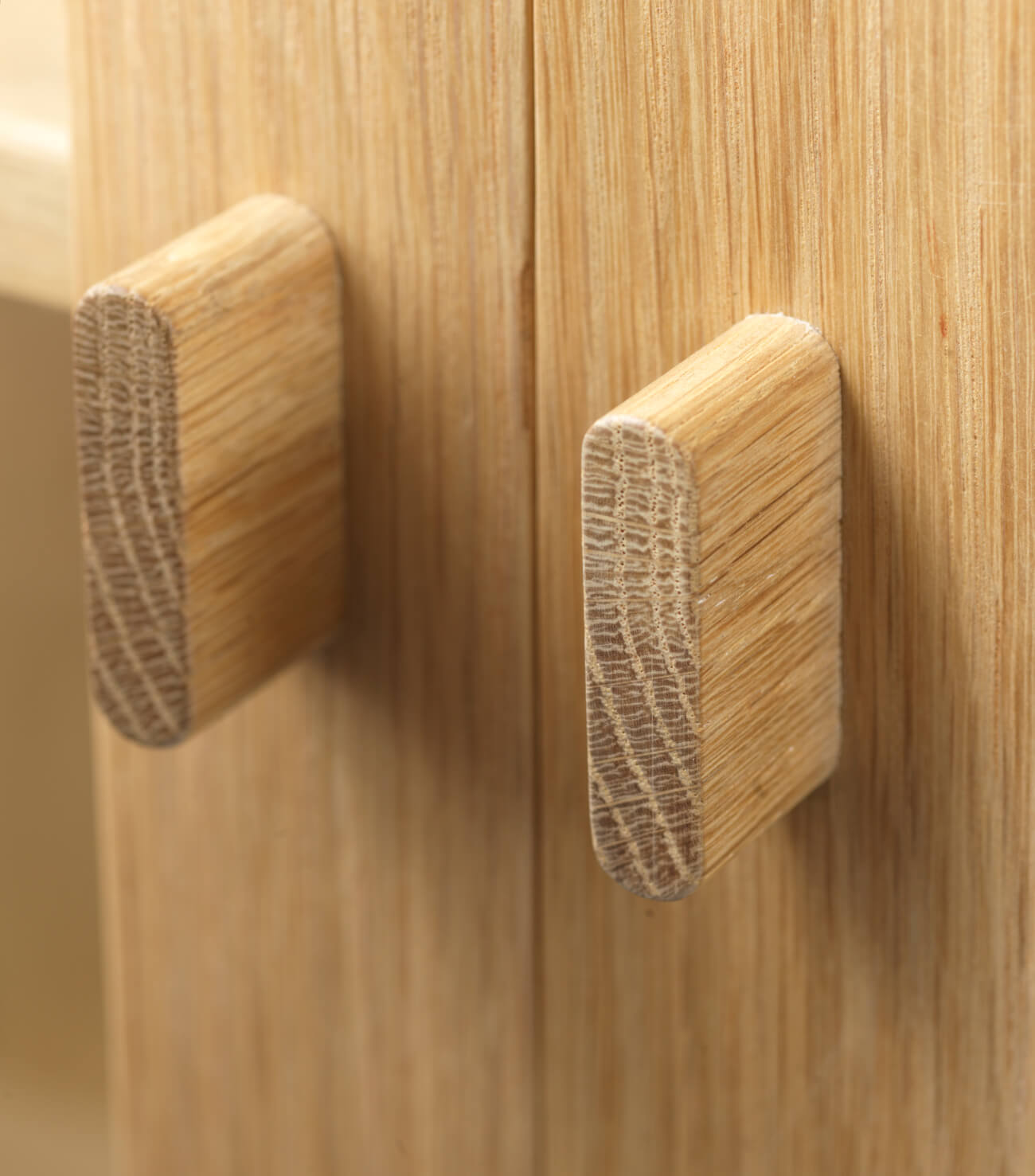 FDB Møbler A90 Boderne Vitrinenschrank high, Eiche natur, stilvoll im Ess- oder Wohnzimmer – elegant und funktional