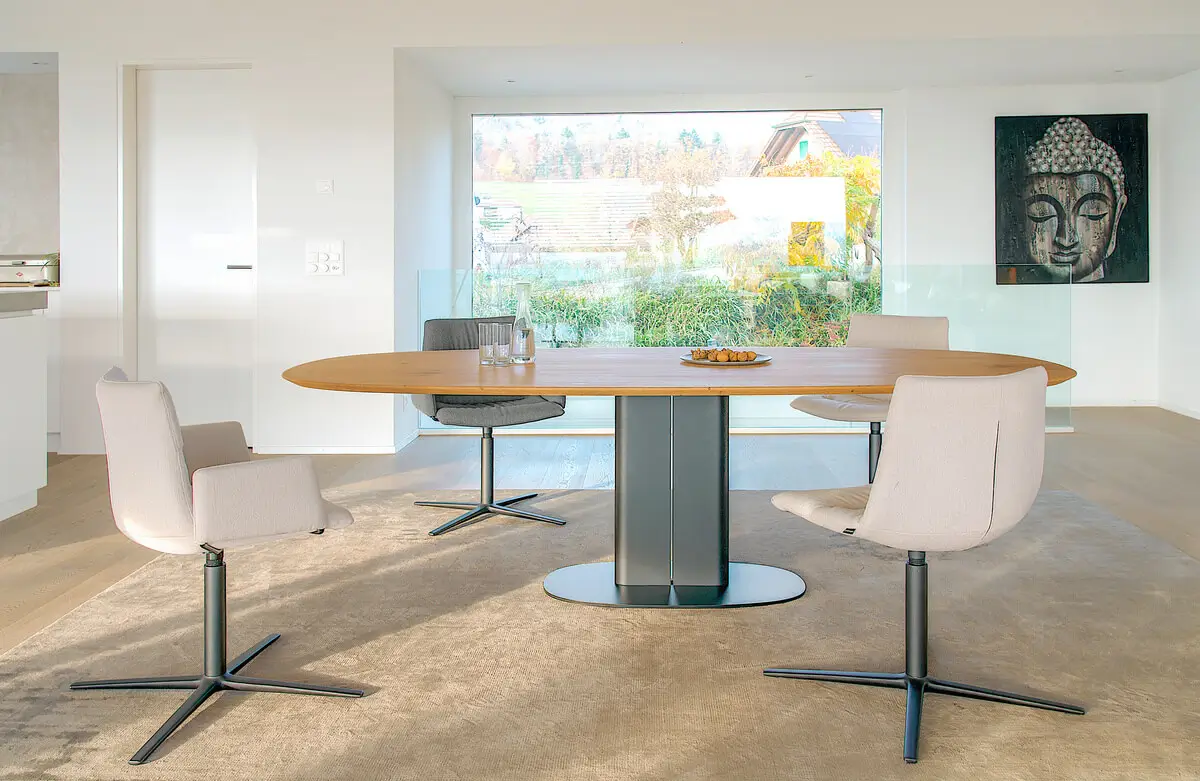 Girsberger Amieta Work Tisch mit Holzplatte als zentraler Esstisch in einem hellen Esszimmer