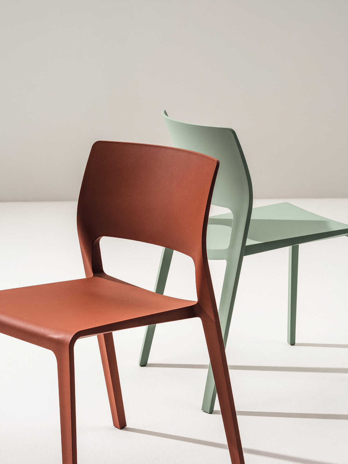 Arper Juno 02 Stuhl in minimalistischem Design, aus nachhaltigen Materialien, ideal für Esszimmer und Büros