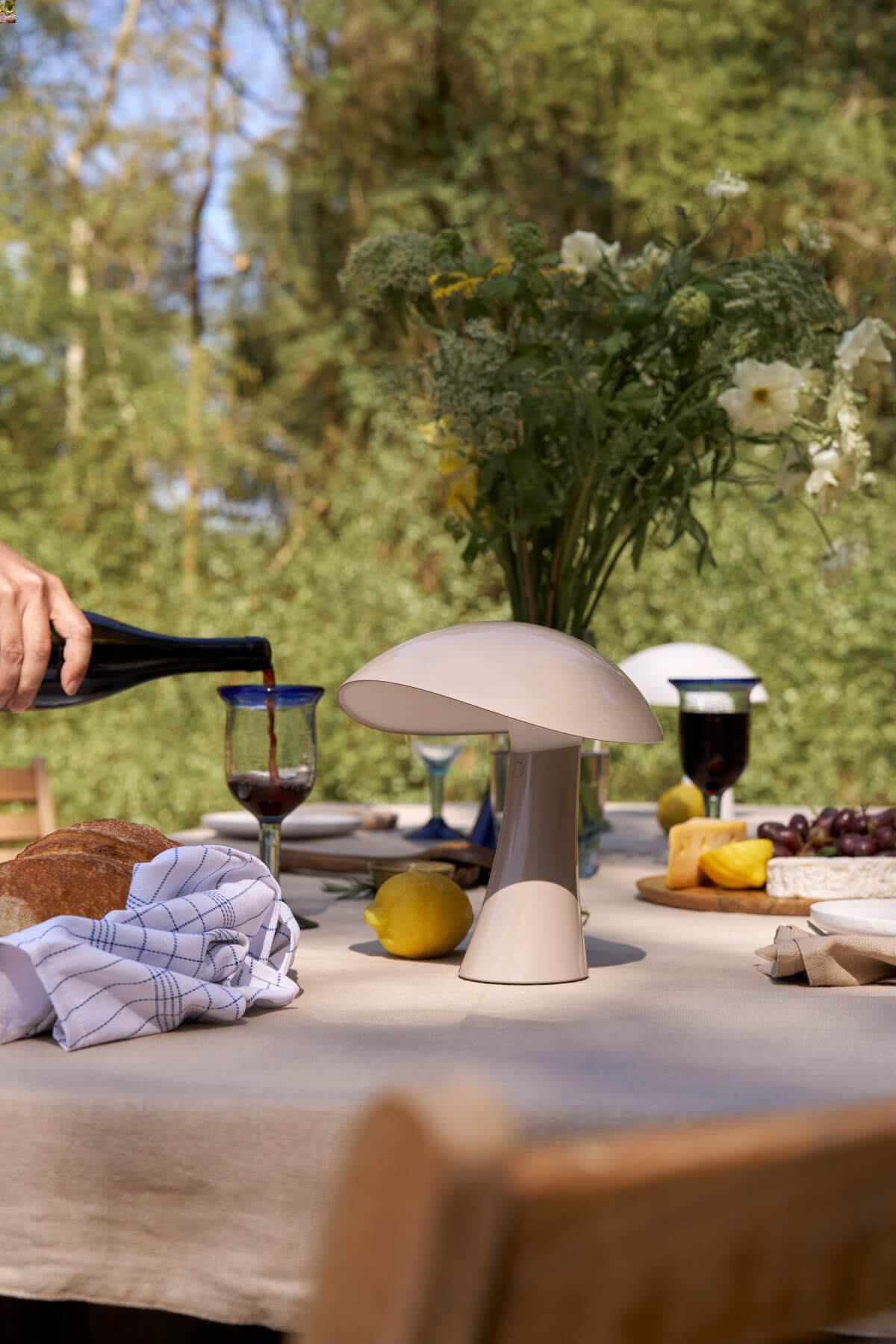 Rumee 220 Portable Tischleuchte von Louis Poulsen, moderne Akku-Leuchte für Innen- und Außenbereiche.