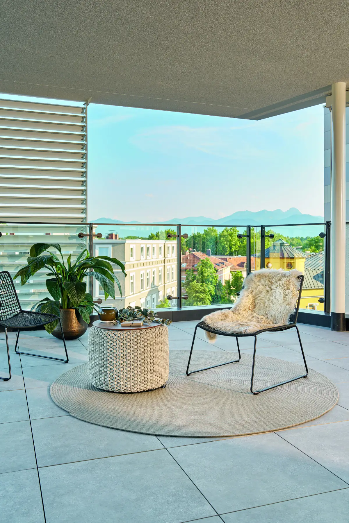 Weishäupl Slope Loungesessel in Schwarz als stilvolle Loungekombination mit Outdoor-Pouf und Teppich für Balkon und Terrasse.
