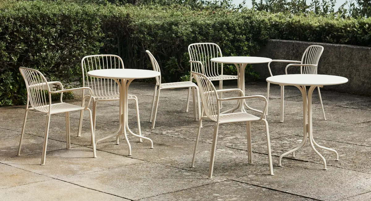 stapelbare-metallstuehle-hotelbalkon-outdoor.webp?width=3000