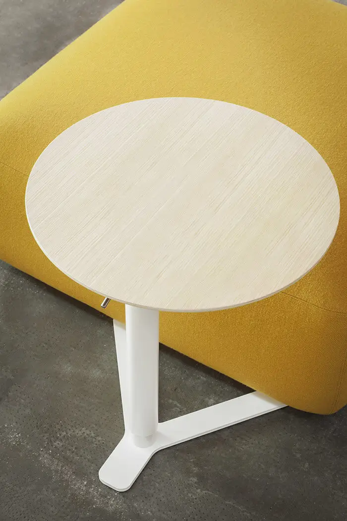Lapalma YO T80 Beistelltisch mit runder Tischplatte als praktische Ablage neben Sofa und Loungemöbeln.
