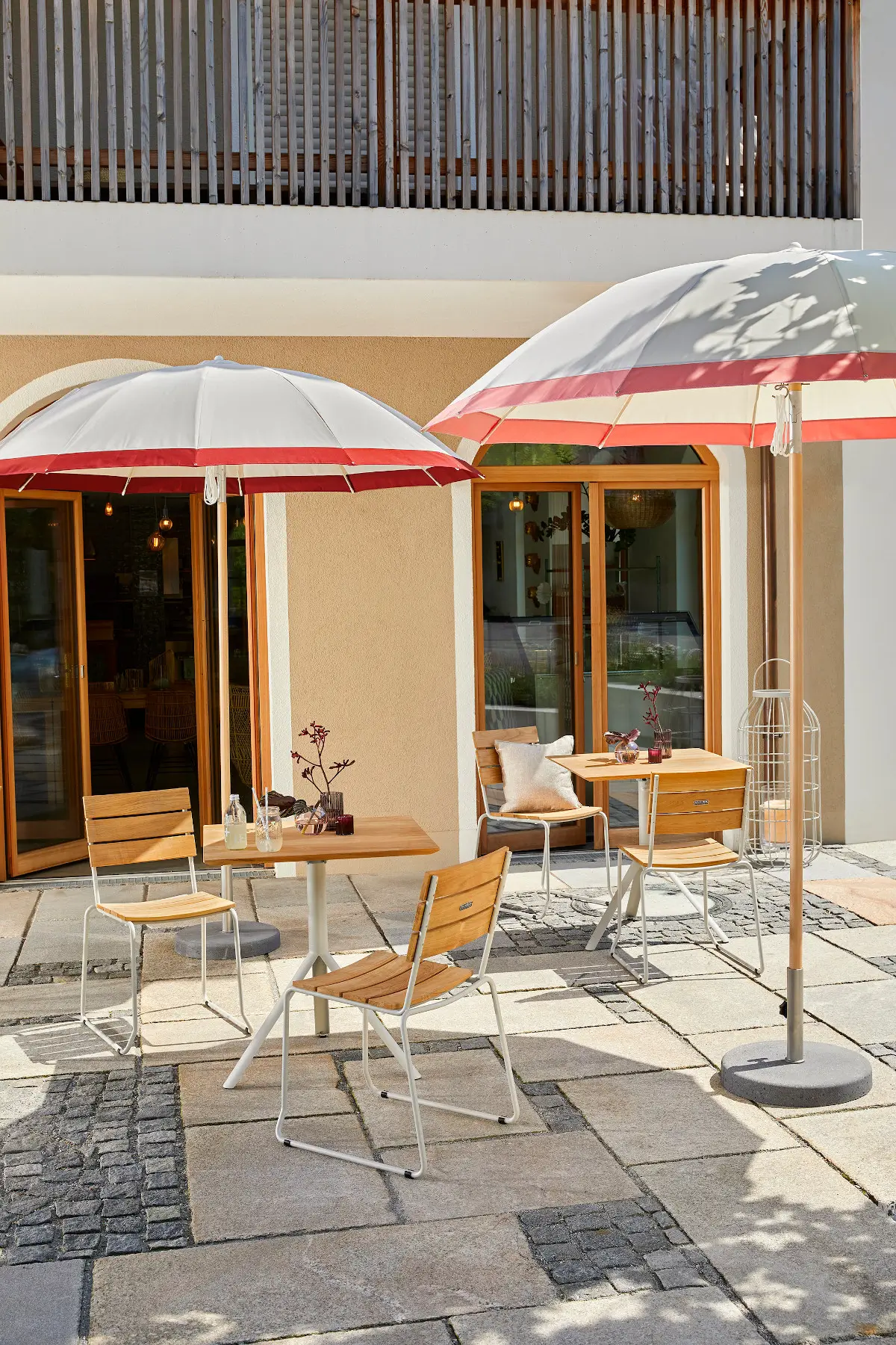 Weishäupl Pagodenschirm über Sitzplätzen auf einer stilvollen Bistroterrasse