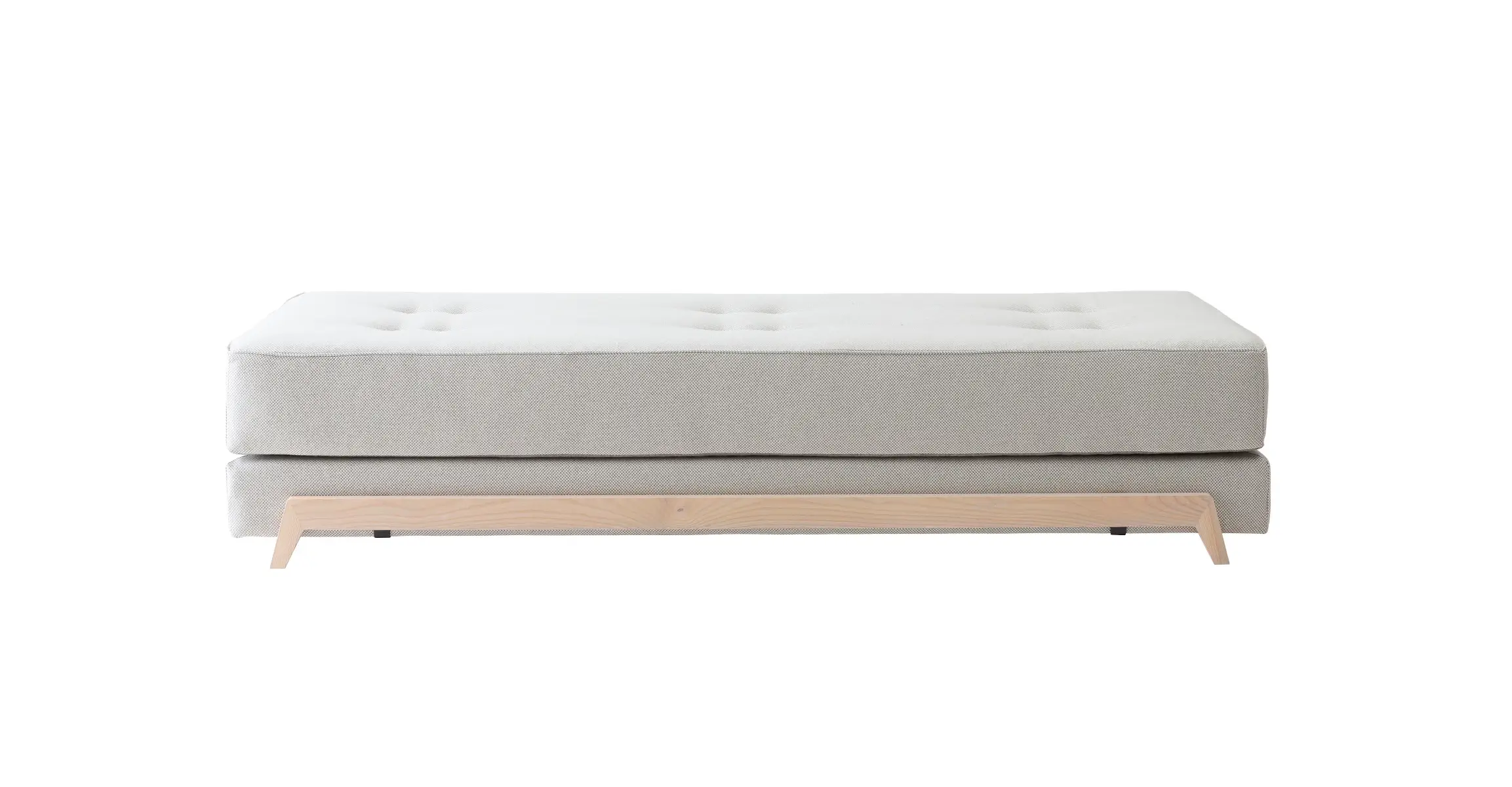 Softline Frame Daybed in Beige aus seitlicher Perspektive mit gepolsterter Liegefläche, dezenter Knopfheftung und hellem Holzgestell.