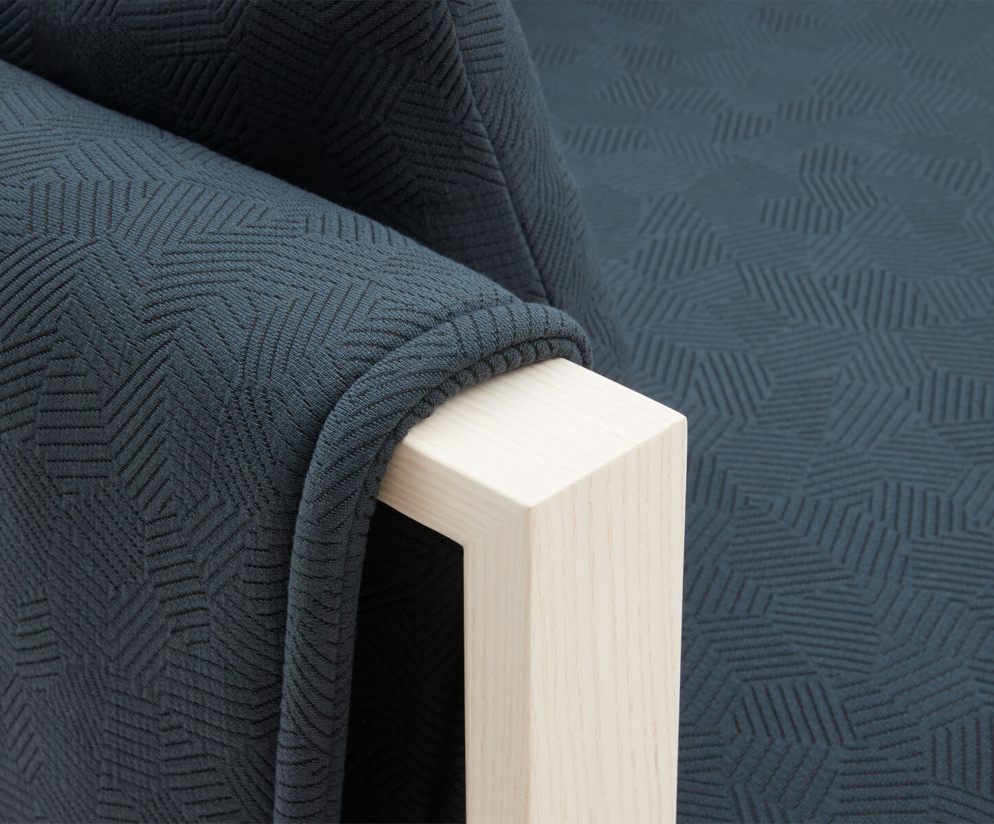 Komfortables Softline Madison Wood Sofa mit natürlichem Holzrahmen und langlebigem Stoffbezug