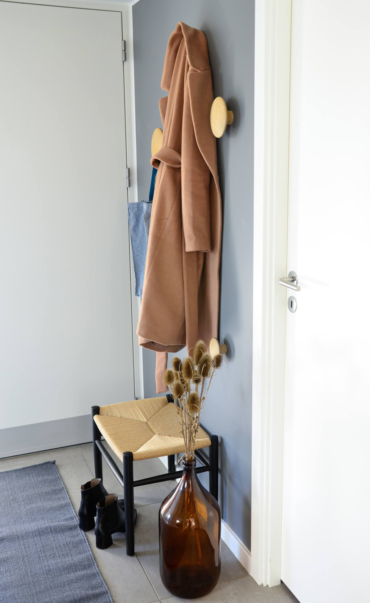 Moderner J83 Hocker von FDB Møbler, langlebig und praktisch – ideal als Sitzgelegenheit oder Beistelltisch im Raum