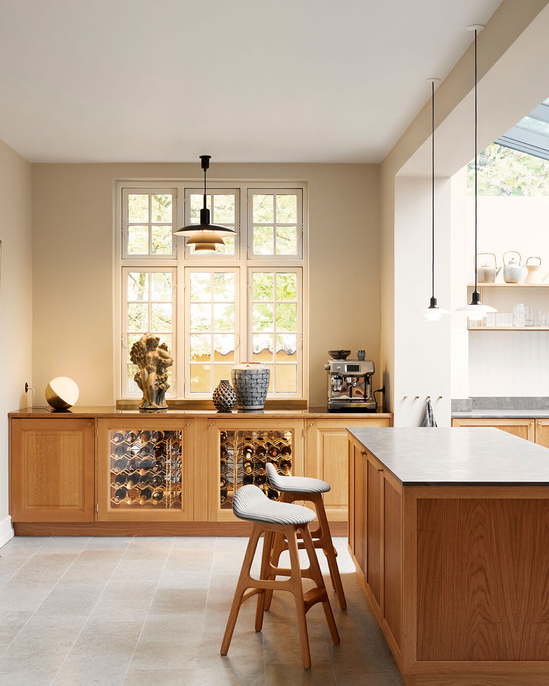 VL Studio Tisch-Stehleuchte von Louis Poulsen mit zeitloser Form, perfekt für moderne Wohn- und Arbeitsräume.