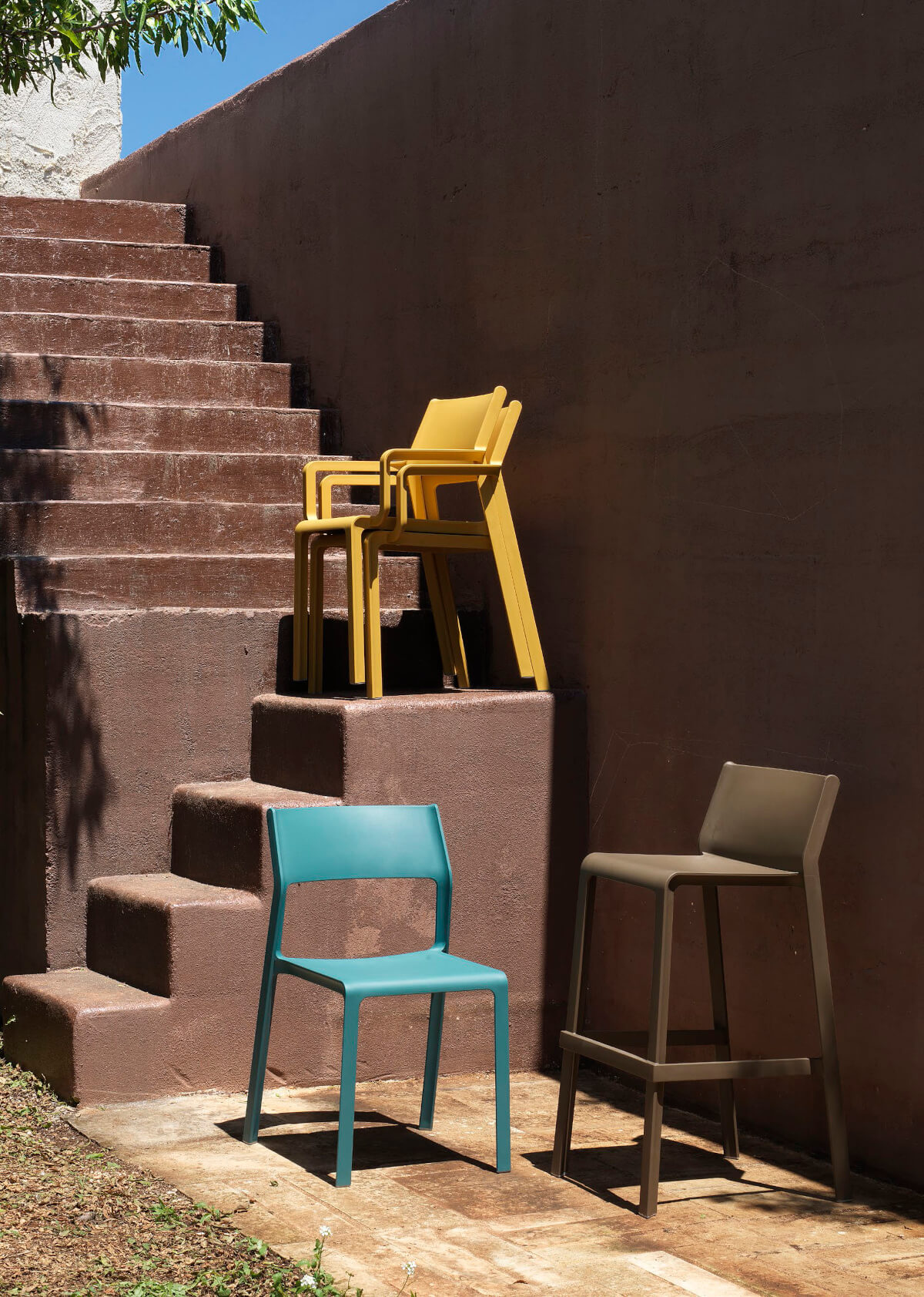 Trill Gartenstuhl von Nardi im Gartenambiente, langlebig, komfortabel und farbenfroh – hochwertiges Made-in-Italy Möbel