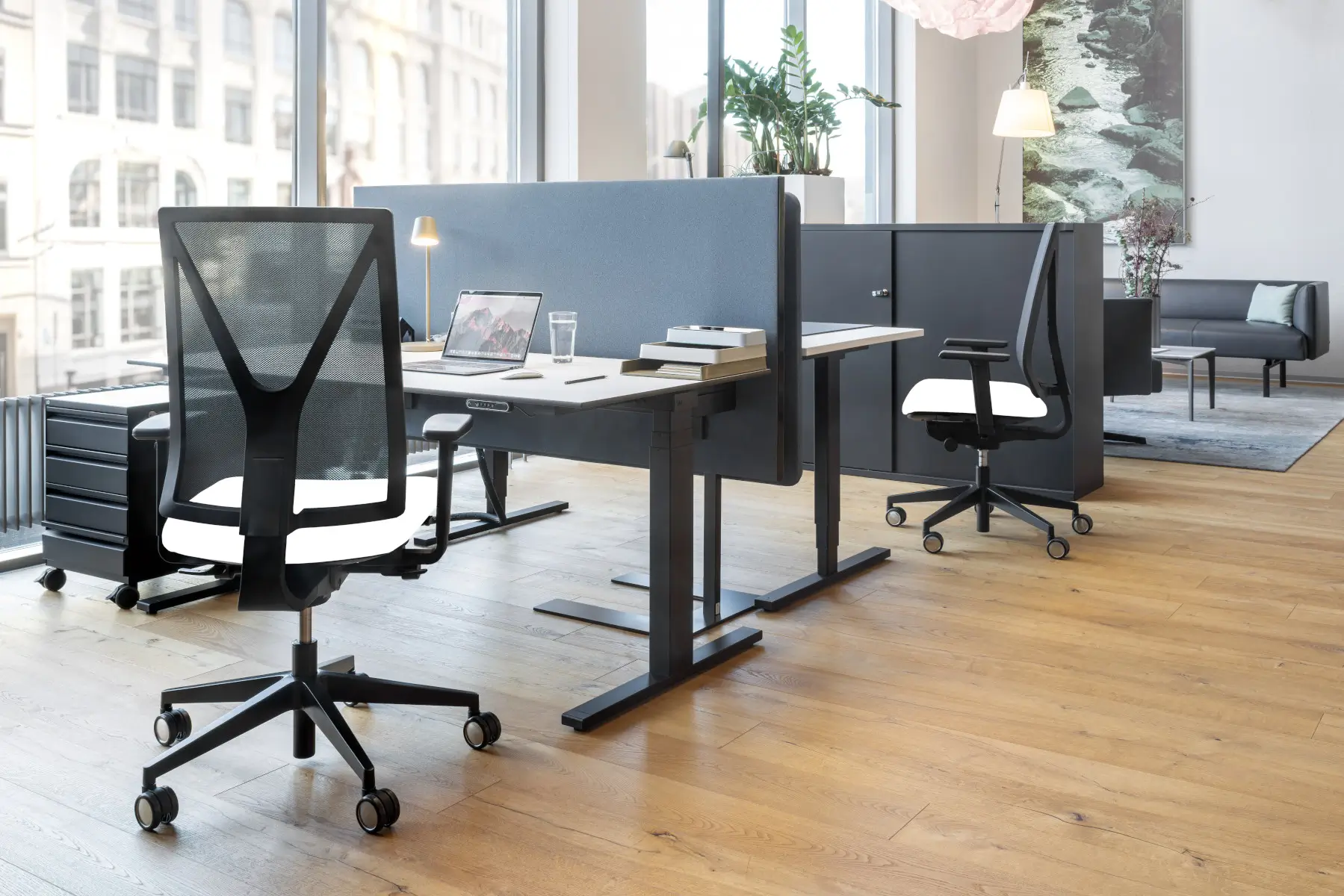 Girsberger Yanos 3D Edition Bürostuhl mit Netzrücken an modernen Büroarbeitsplätzen