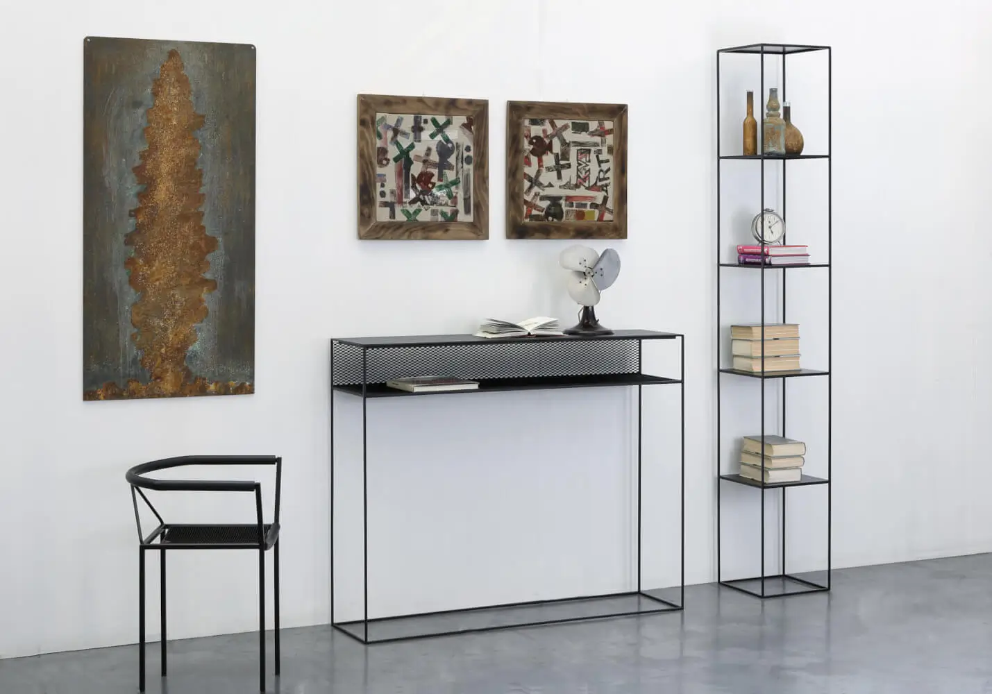 Zeus Tristano Konsolentisch als elegante Ablage im Wohnbereich, kombiniert mit passendem Regal und dekorativen Wohnaccessoires.