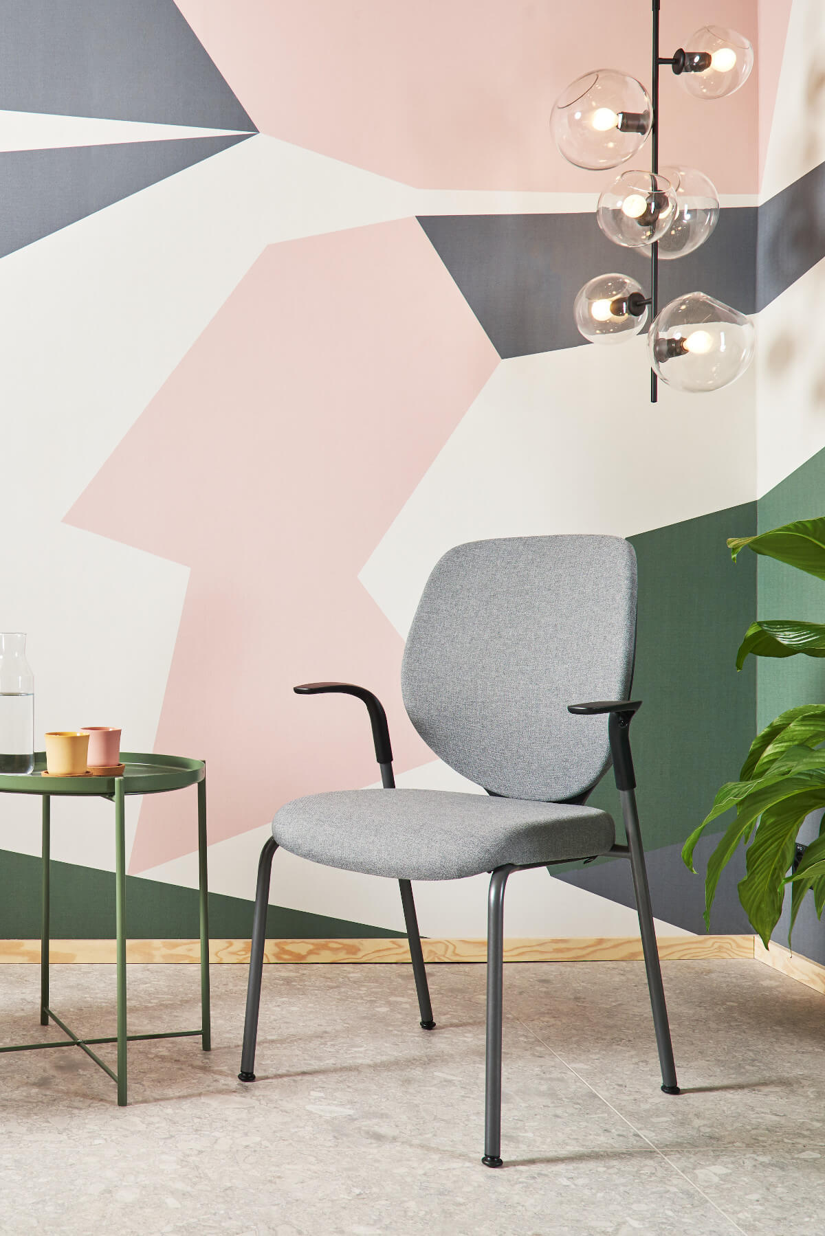 Giroflex 353-7503 Freischwinger Stuhl für Besucherbereiche mit Polsterrücken und integrierten Armlehnen