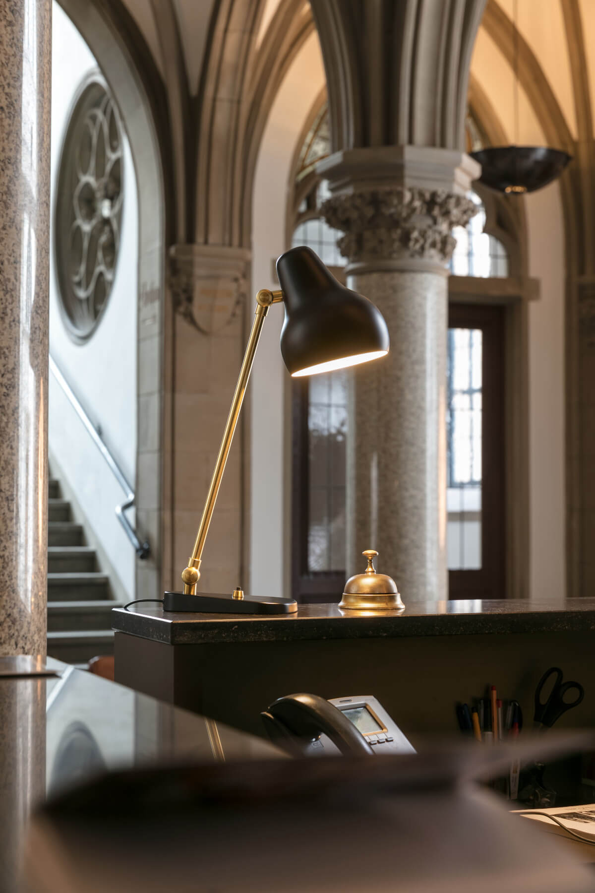VL 38 Tischleuchte von Louis Poulsen, klassische Designerlampe mit dimmbarem Licht für stimmungsvolle Räume.