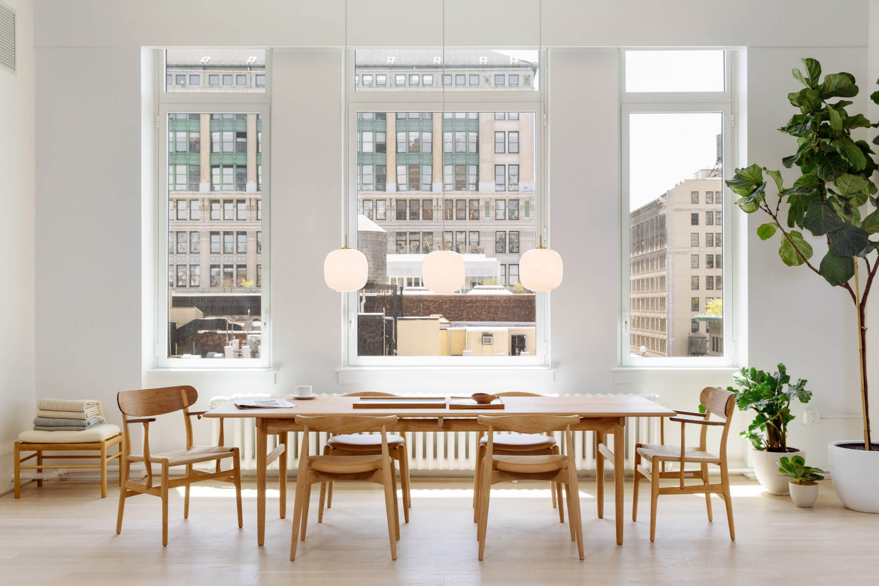 Louis Poulsen VL 45 Radiohus Pendelleuchte mit zeitlosem Design und warmem, diffusem Licht für Wohn- und Essbereiche.