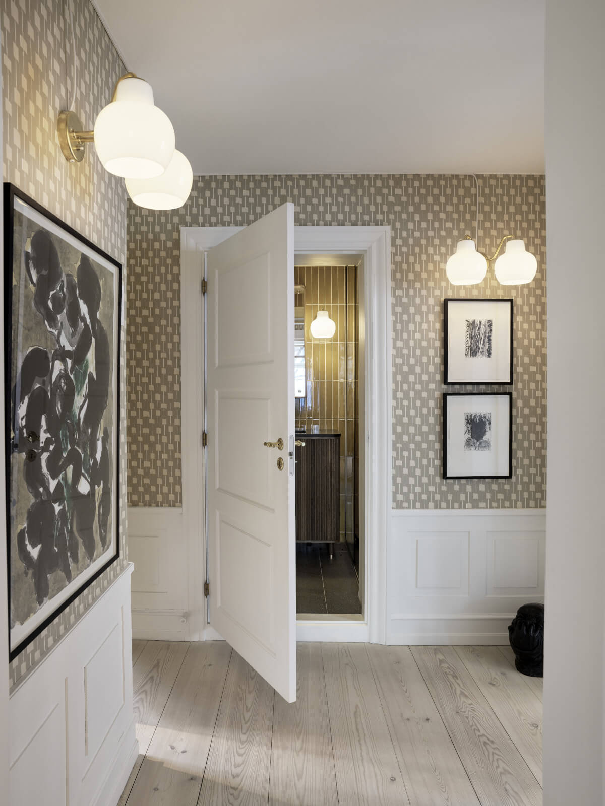 Louis Poulsen VL Ring Crown 1 Wandleuchte mit mundgeblasenem Opalglas und Messing für stilvolle Innenbeleuchtung.