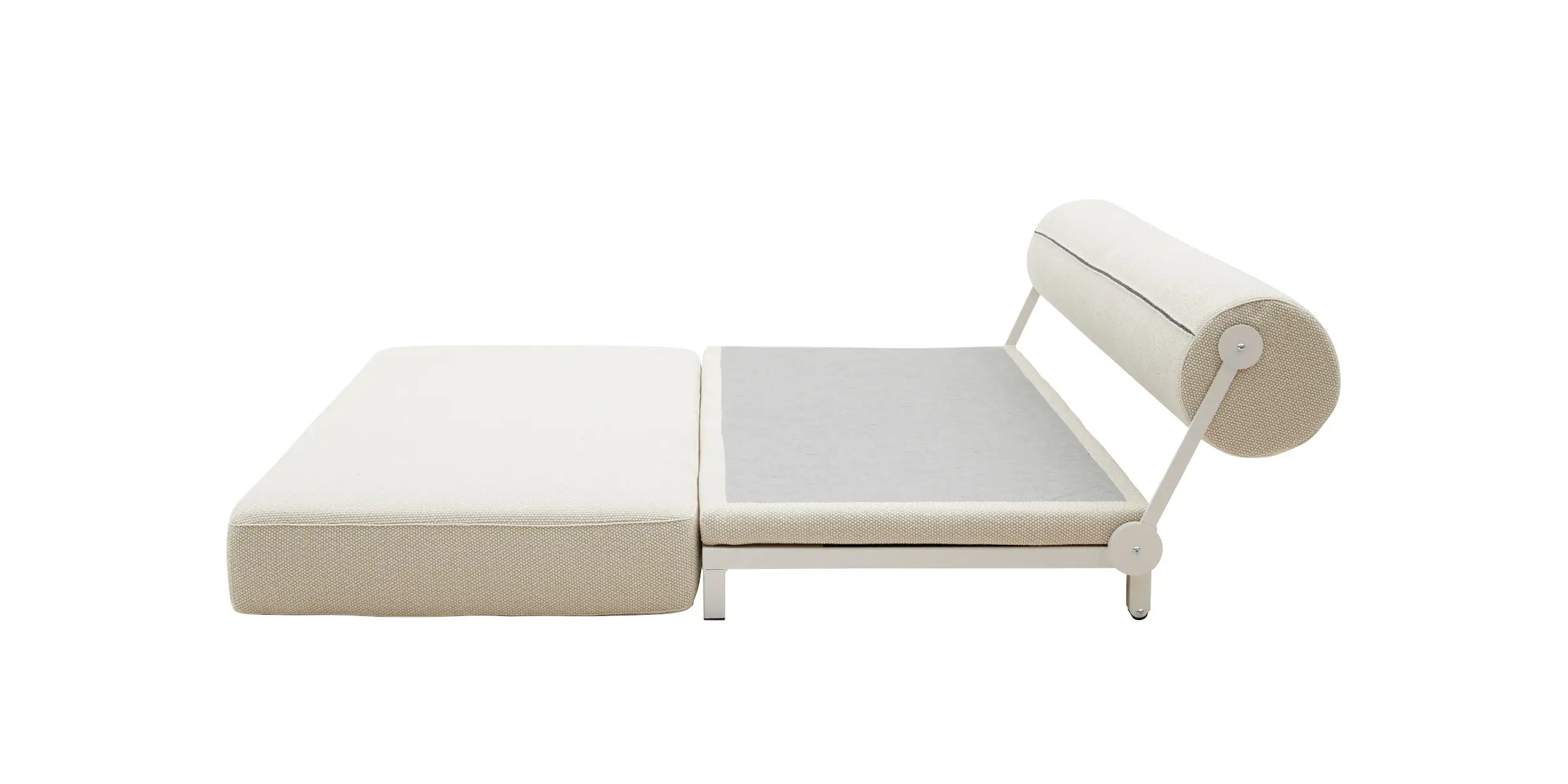 Softline Sleep Sofa in Beige in ausgeklappter Position mit verlängerter Liegefläche, zylindrischer Rückenlehne und sichtbarem Metallgestell.