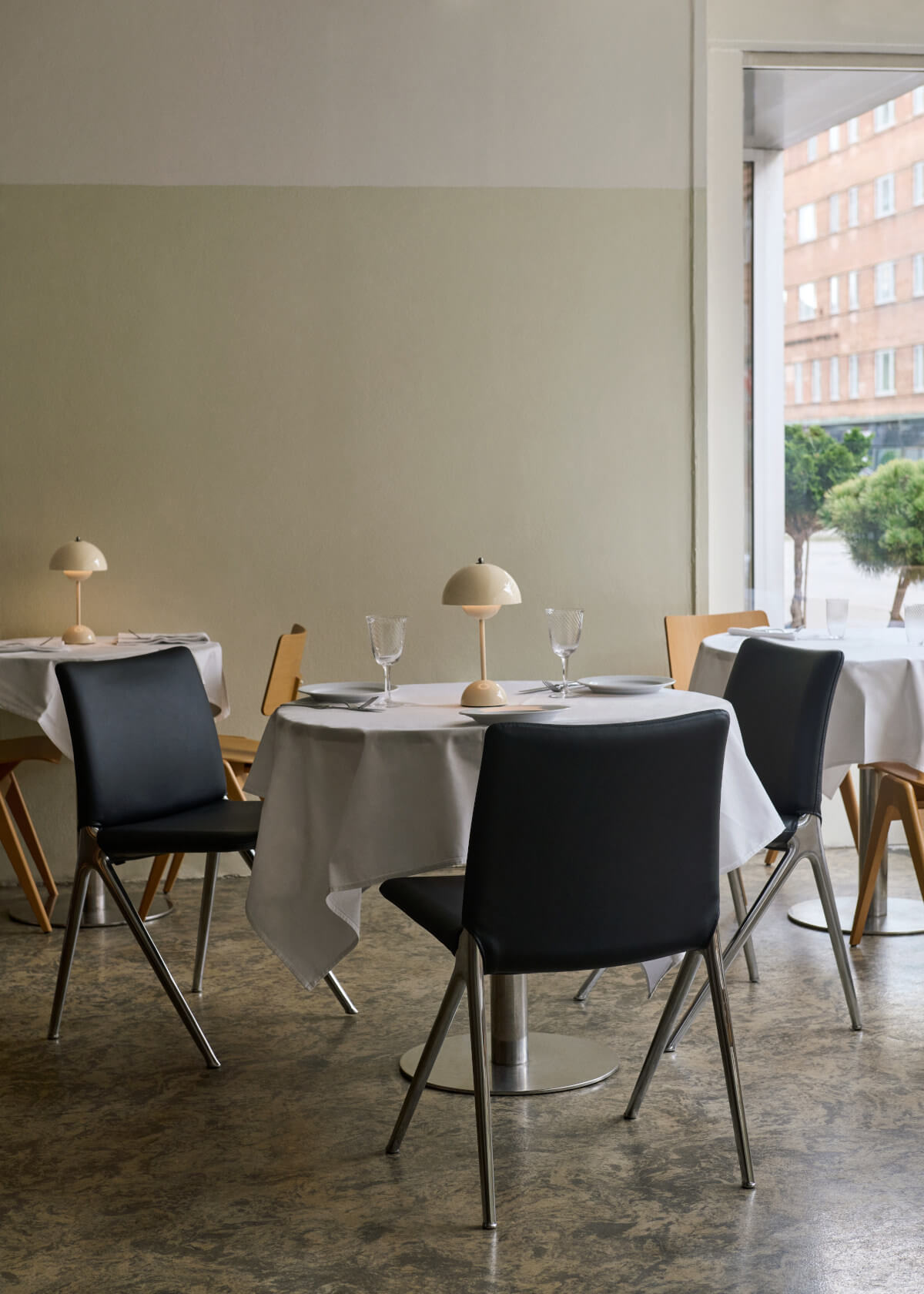 &Tradition Kape IF7 Stuhl mit Holzrahmen und Polsterung, moderner Designerstuhl für Wohnräume