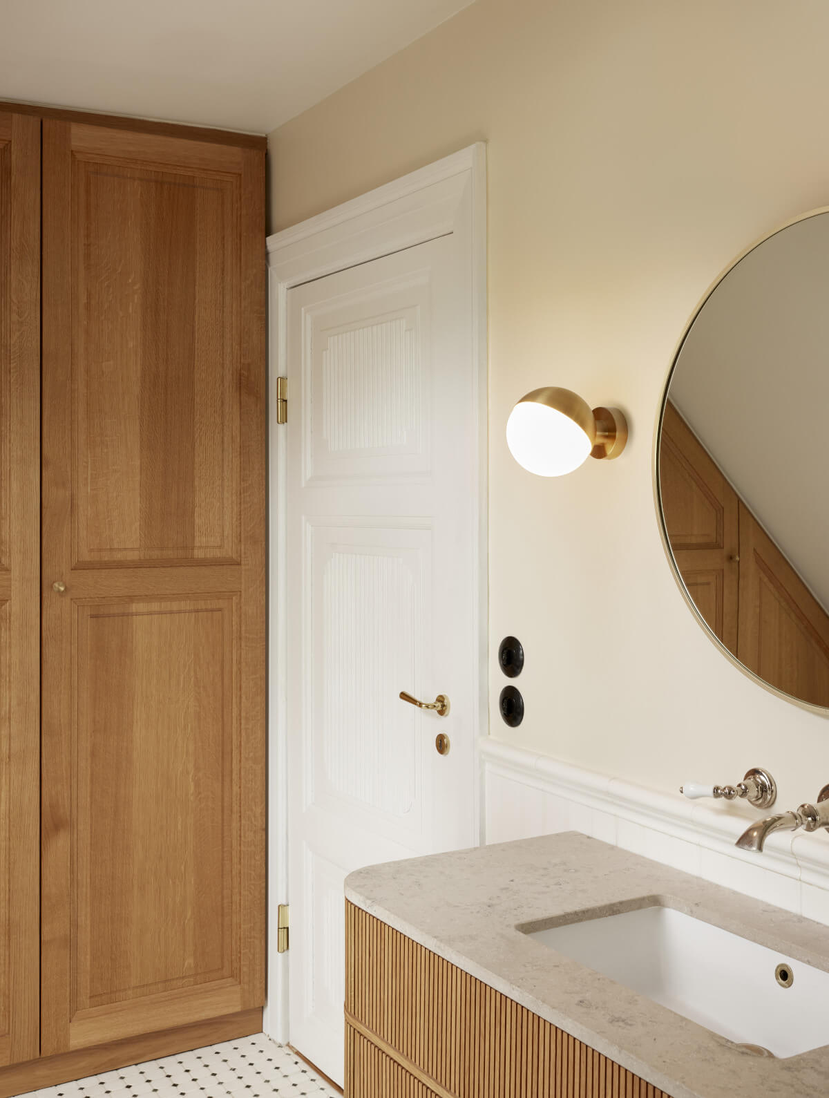 Louis Poulsen VL Studio Leuchte zur Wandmontage – minimalistisches Design und stimmungsvolle Beleuchtung.