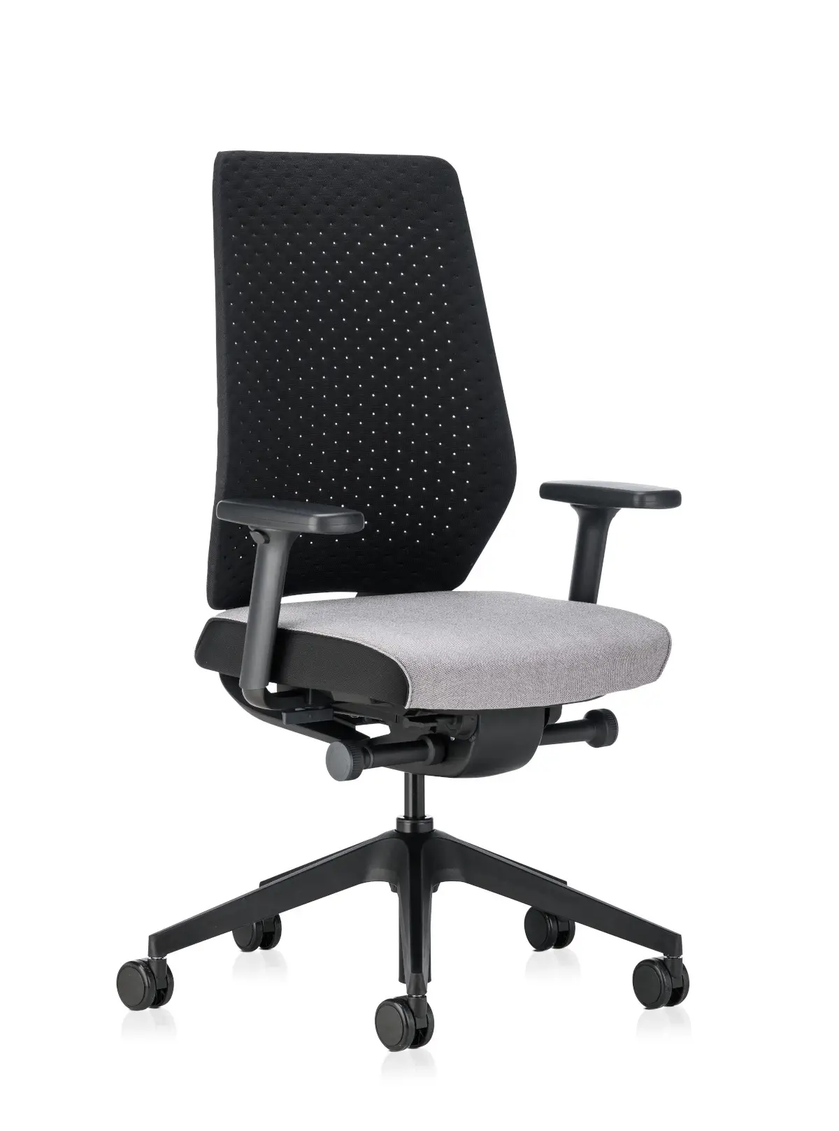 Interstuhl JOYCEis3 JC311 Bürostuhl in Schwarz und Grau mit perforierter Rückenlehne in schräger Frontansicht