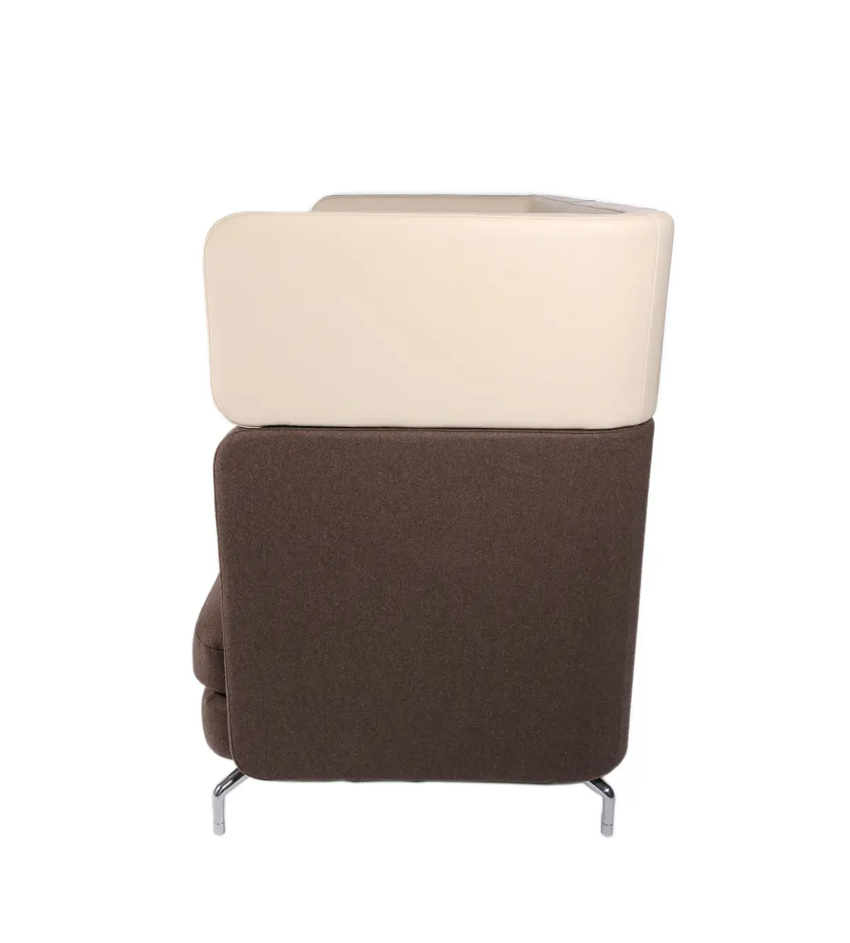 Linke Seitenansicht des Wagner W-Lounge Highback Sofas in Braun und Creme für akustisch abgeschirmte Sitz- und Meetingbereiche.