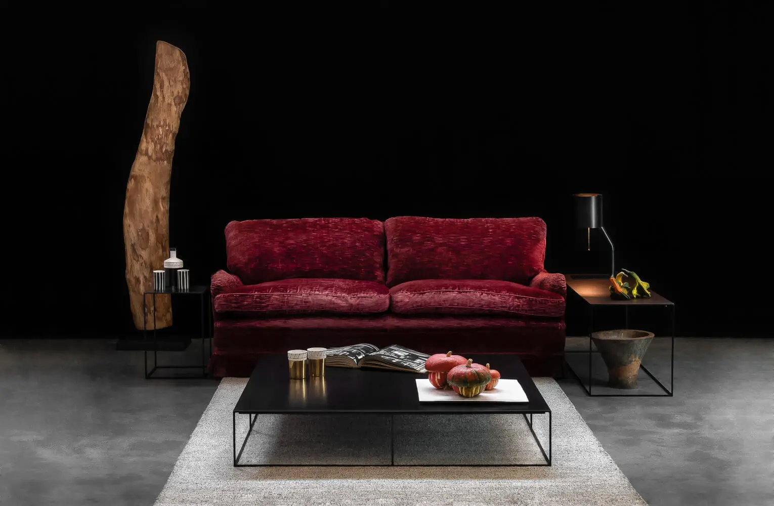 Zeus Slim Irony Couchtisch vor einem eleganten Sofa in einem modernen Wohnraum.