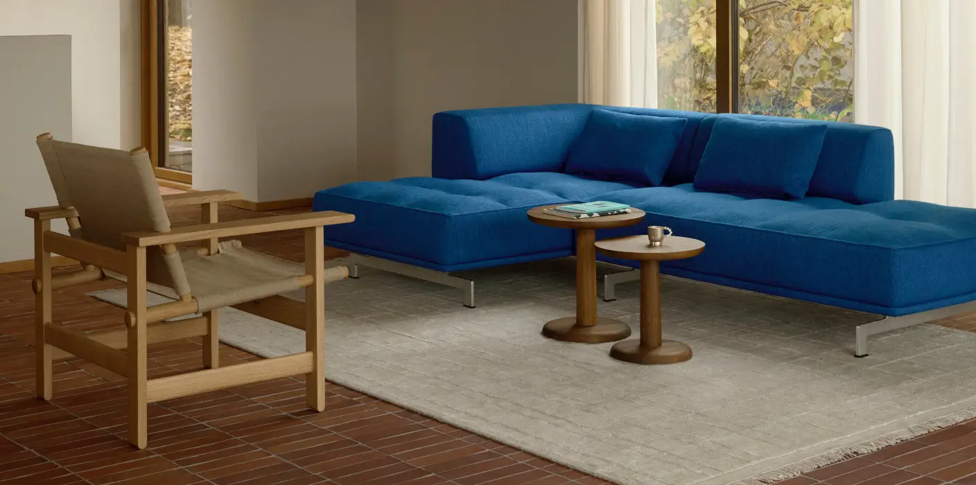 Sitzgruppe im großen Wohnzimmer mit Sofa, Sesseln und Couchtischen