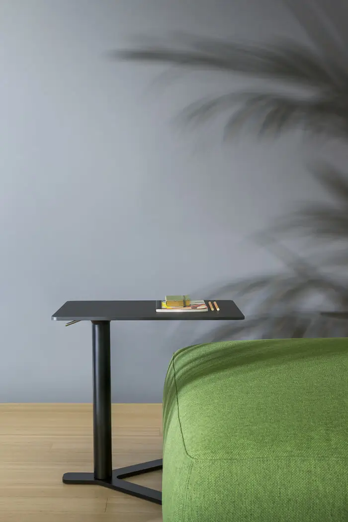 Lapalma YO T80 Beistelltisch als platzsparende Ablage neben Polstermöbeln im modernen Wohn- und Loungebereich.