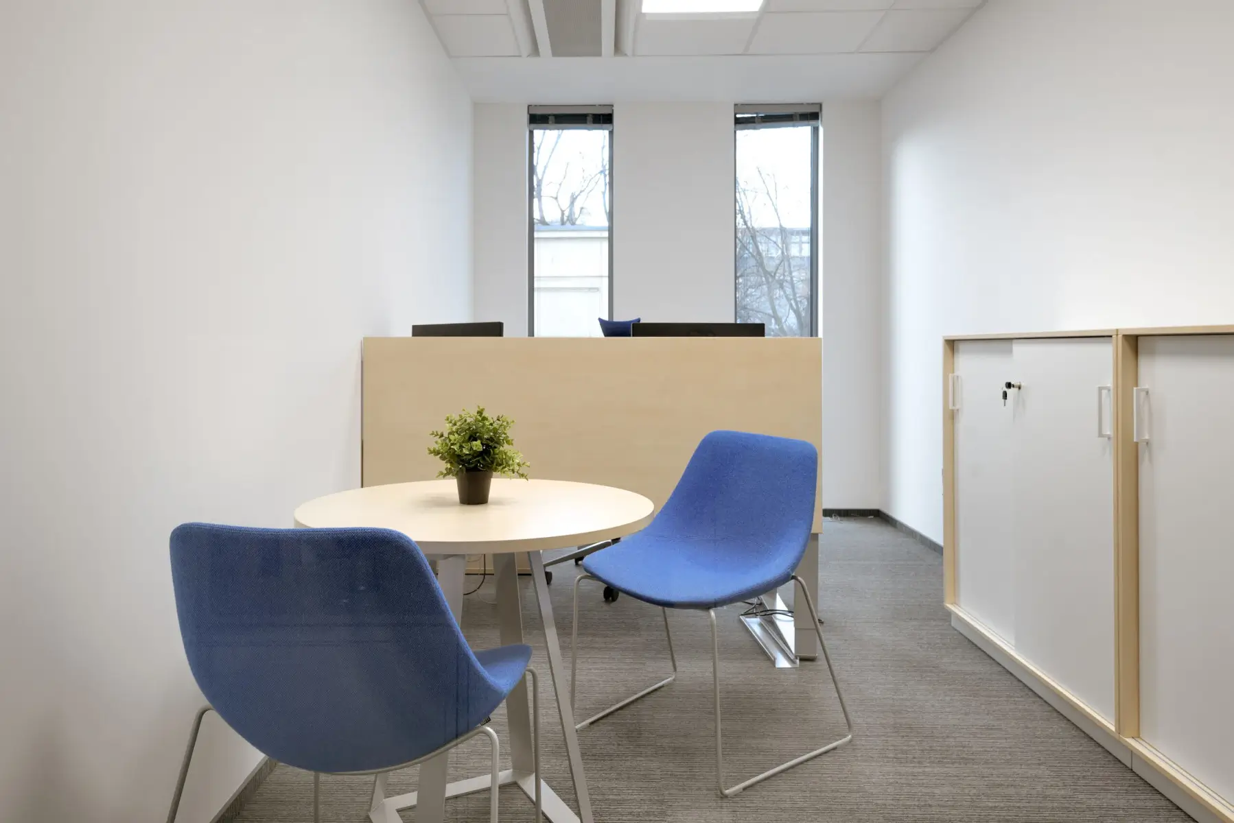 Noti Mishell Stühle mit Kufengestell aus Edelstahl in modernem Büro