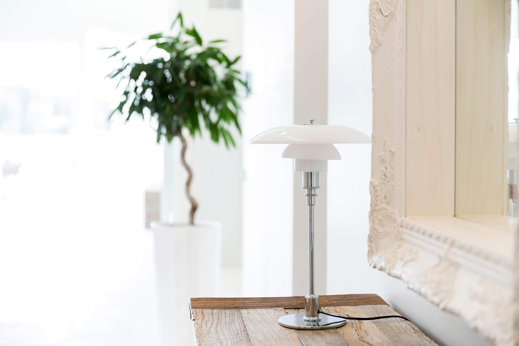 PH 3/2 Tischlampe Louis Poulsen – Opalglas & Ambiente Elegante PH 3/2 Tischlampe von Louis Poulsen mit opalem Glasschirm für sanftes, angenehmes Licht im Raum.