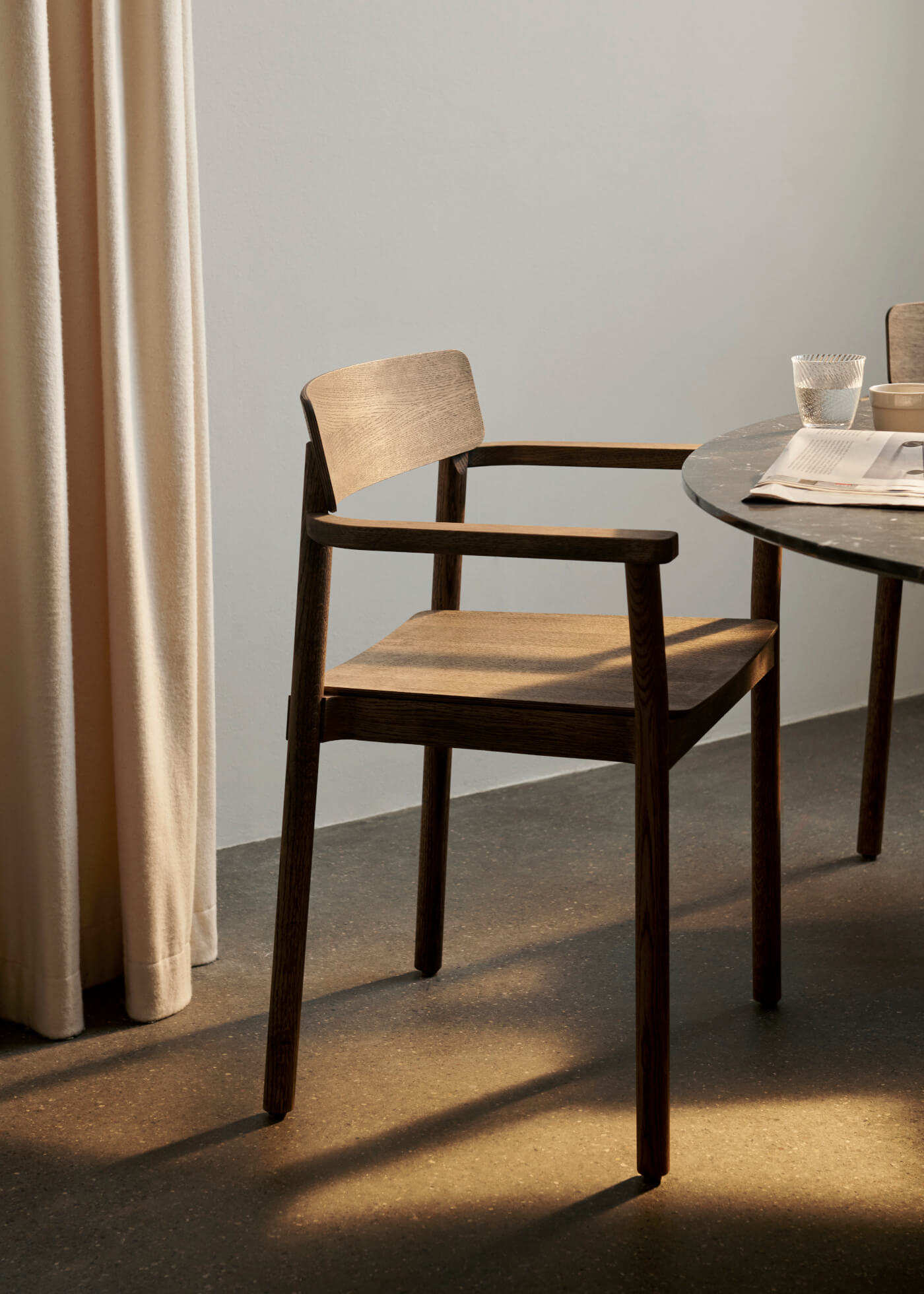 Moderner Betty TK10 Armlehnstuhl von &Tradition, hochwertig verarbeitet – stilvolle Sitzgelegenheit für Wohn- oder Essbereich