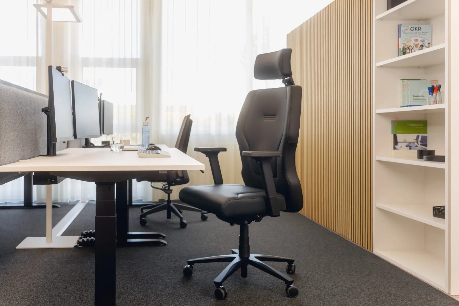Interstuhl XXLis5 XL118 Bürodrehstuhl in Schwarz an einem modernen Büroarbeitsplatz