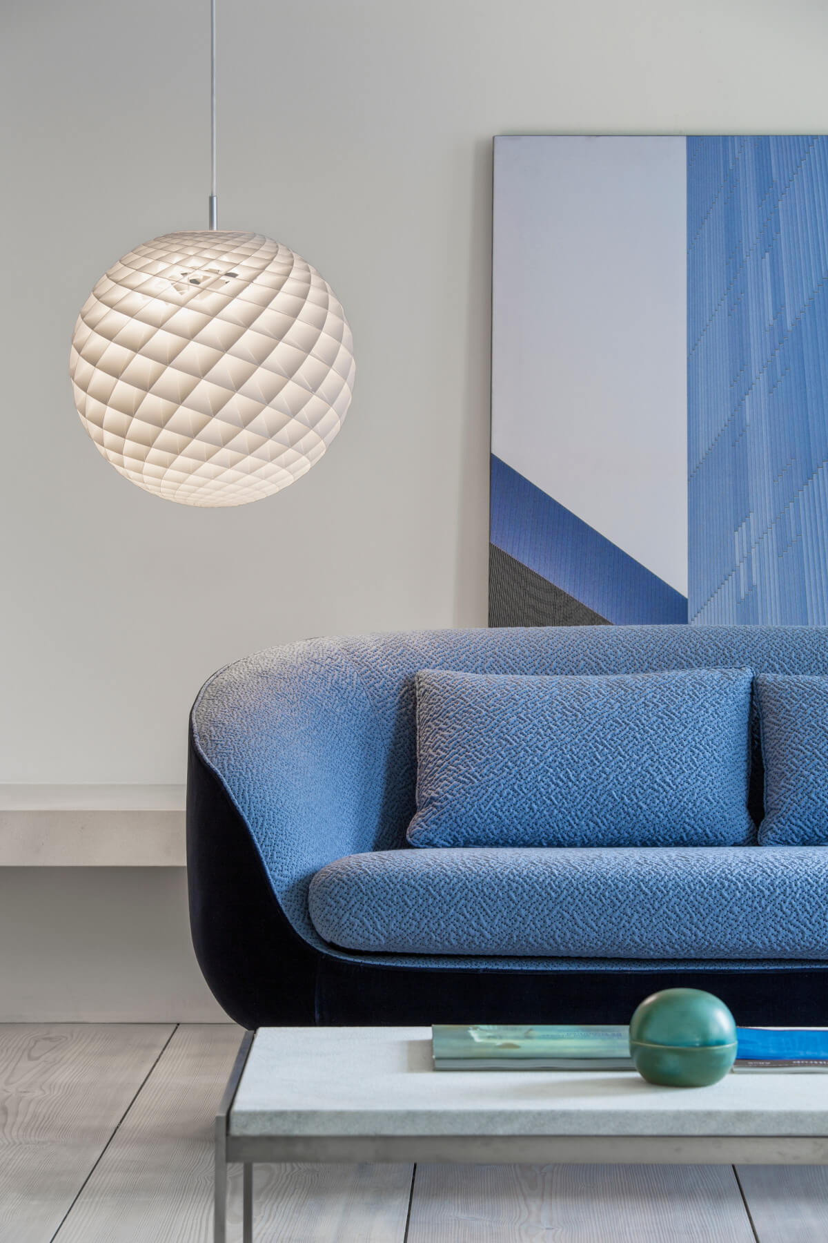 Patera Pendelleuchte von Louis Poulsen für gleichmäßige, blendfreie Lichtverteilung und stilvolle Atmosphäre.