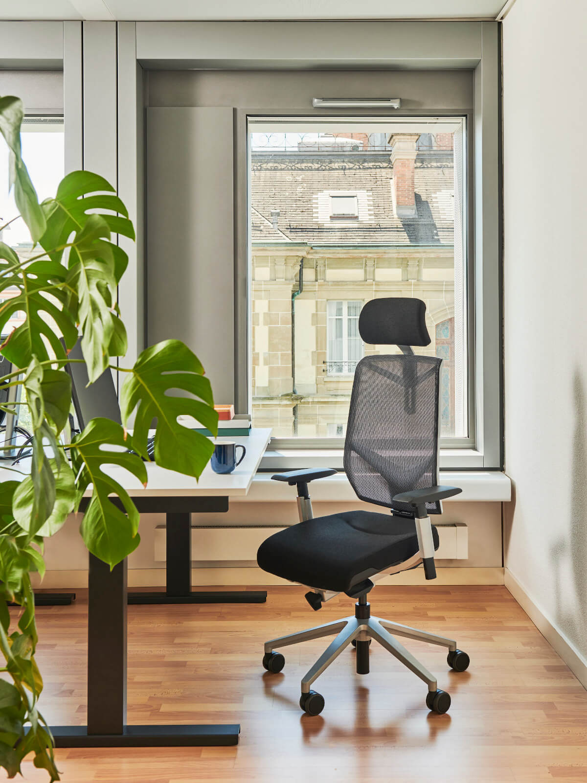 Giroflex 68-3519 mit Netzrücken sorgt für angenehmes Sitzklima und ergonomische Unterstützung im Arbeitsalltag