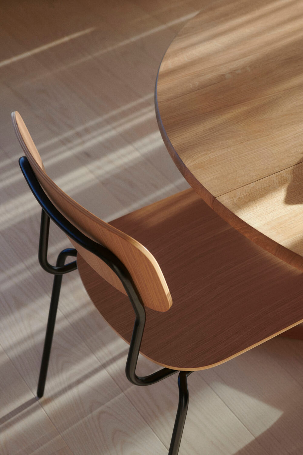 FDB Møbler J182 Holmen Stuhl, schwarz/Eiche natur, stilvoll im Esszimmer oder Wohnbereich einsetzbar