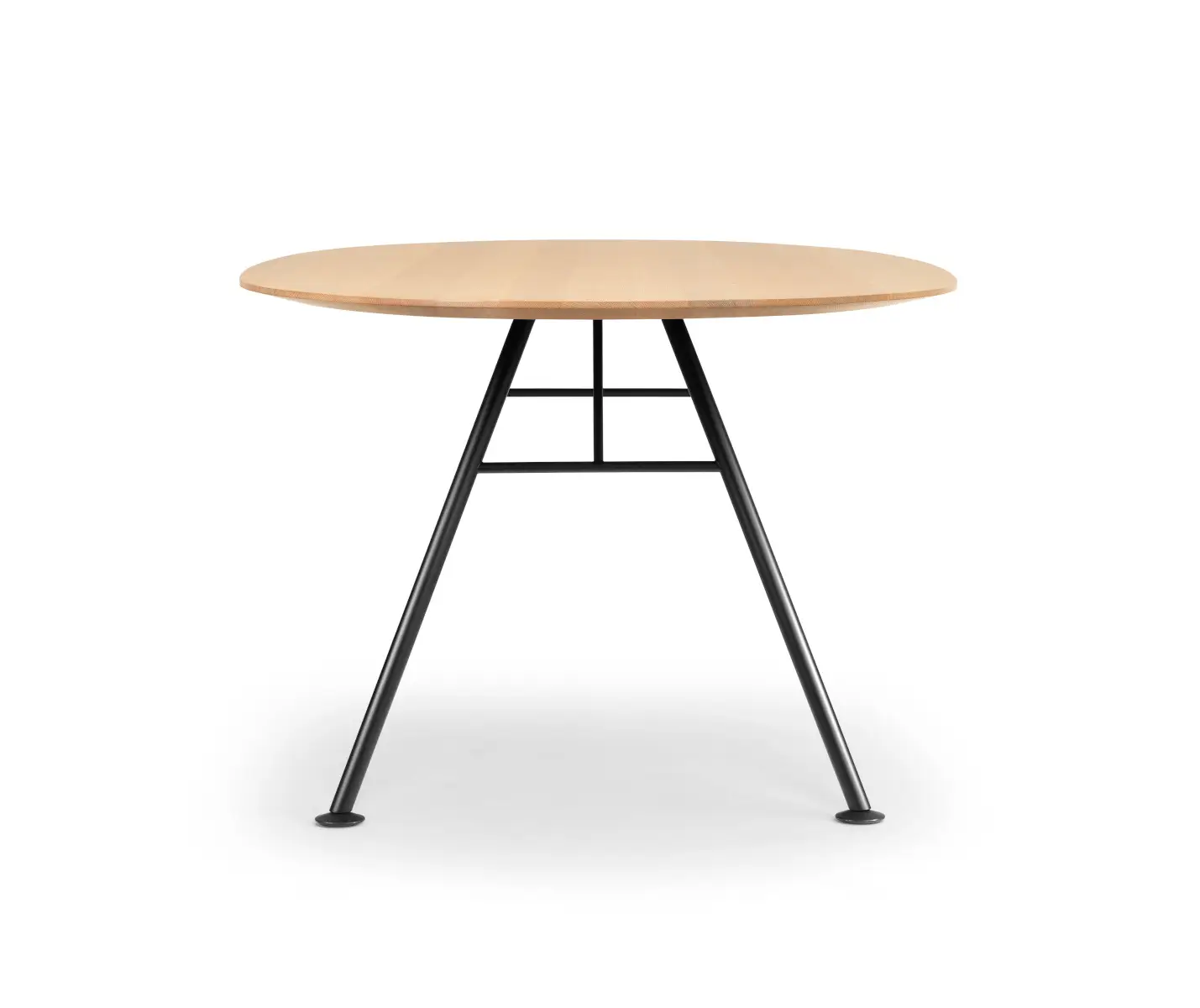 Girsberger Akio Steel ovaler Tisch mit Massivholzplatte und markantem Stahlgestell für Wohn- und Arbeitsbereiche.