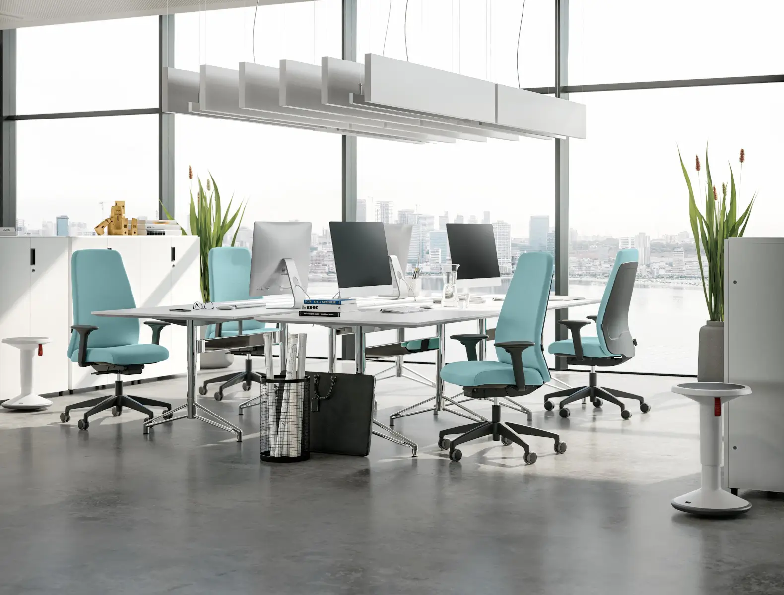 Interstuhl EVERYis1 EV213 Bürodrehstuhl in Blau an modernen Arbeitsplätzen im Büro