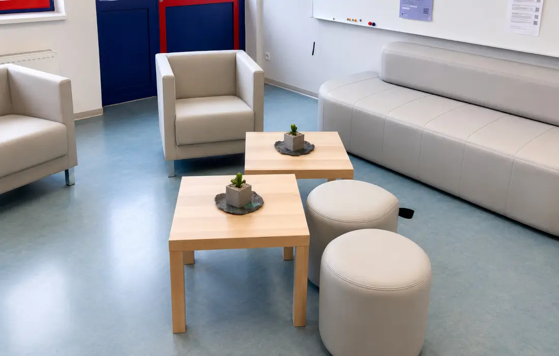 Aufenthaltsbereich der Pfingstbachschule Grundschule mit Sitzmöbeln von Profim